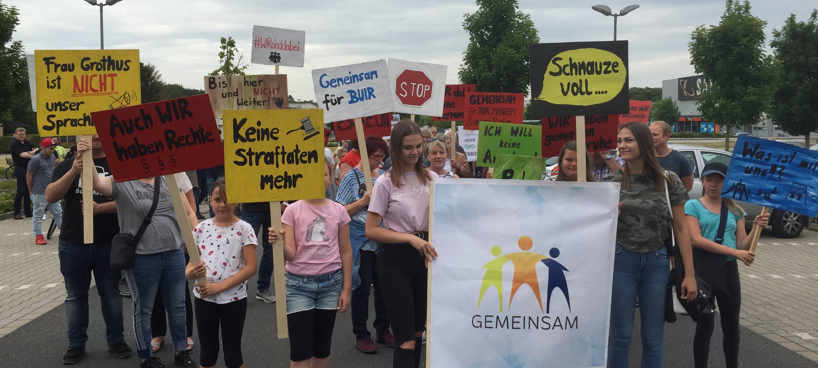 Anwohner demonstrieren gegen Demos vor ihrer Tür