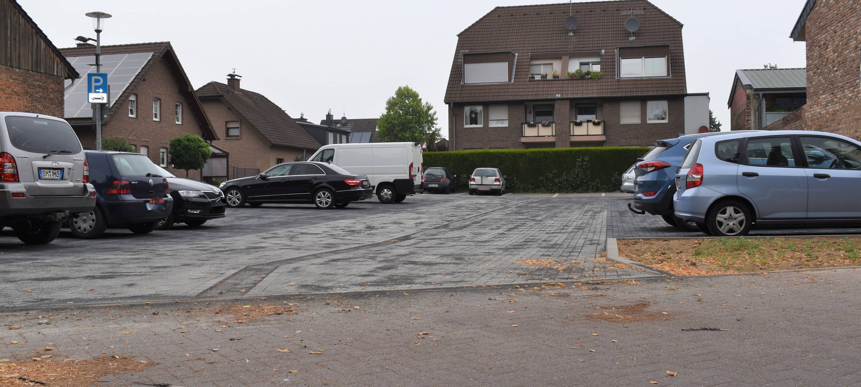 Parkplatz ohne Pfützen und Matsch in Berrendorf
