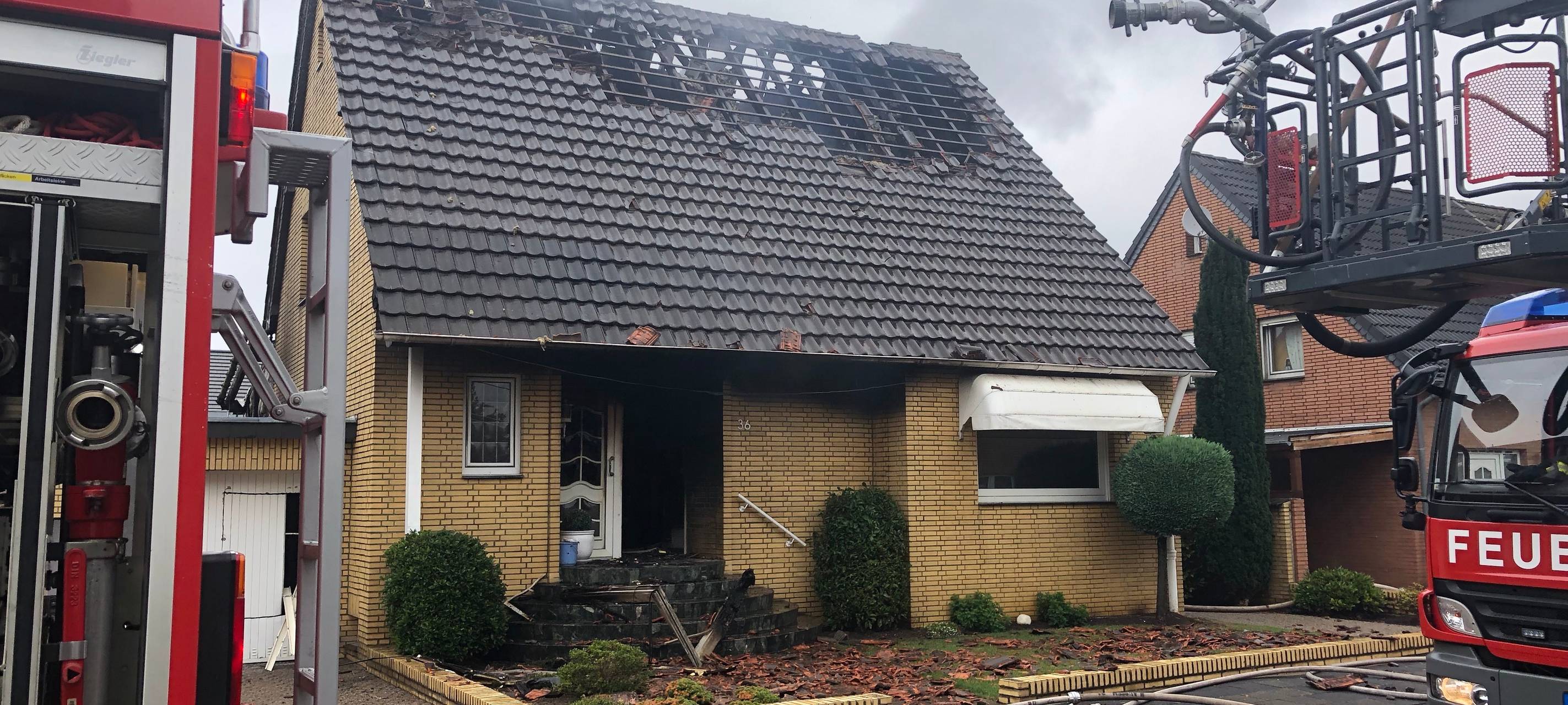 Großeinsatz: Brand in Einfamilienhaus in Niederaußem