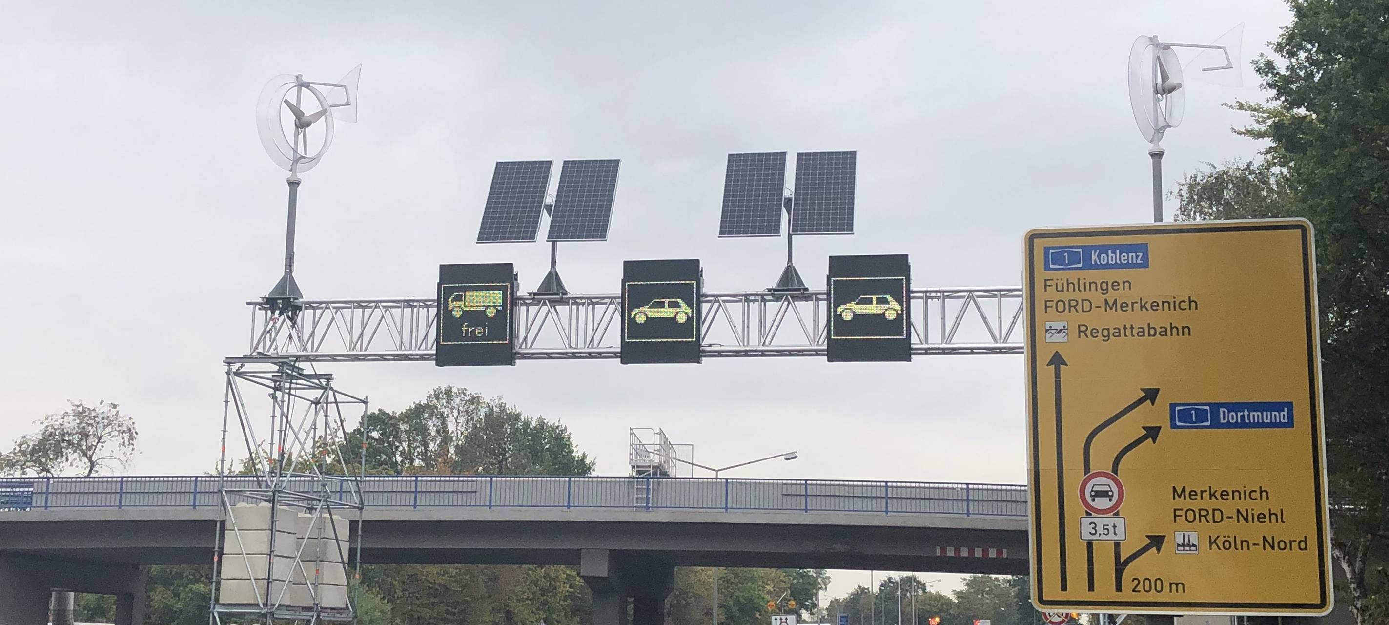 Neue LED-Schilder in Niehl sollen Stau reduzieren