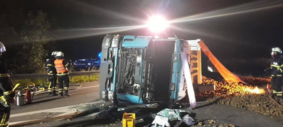 A553 gesperrt: Kartoffellaster kippt um