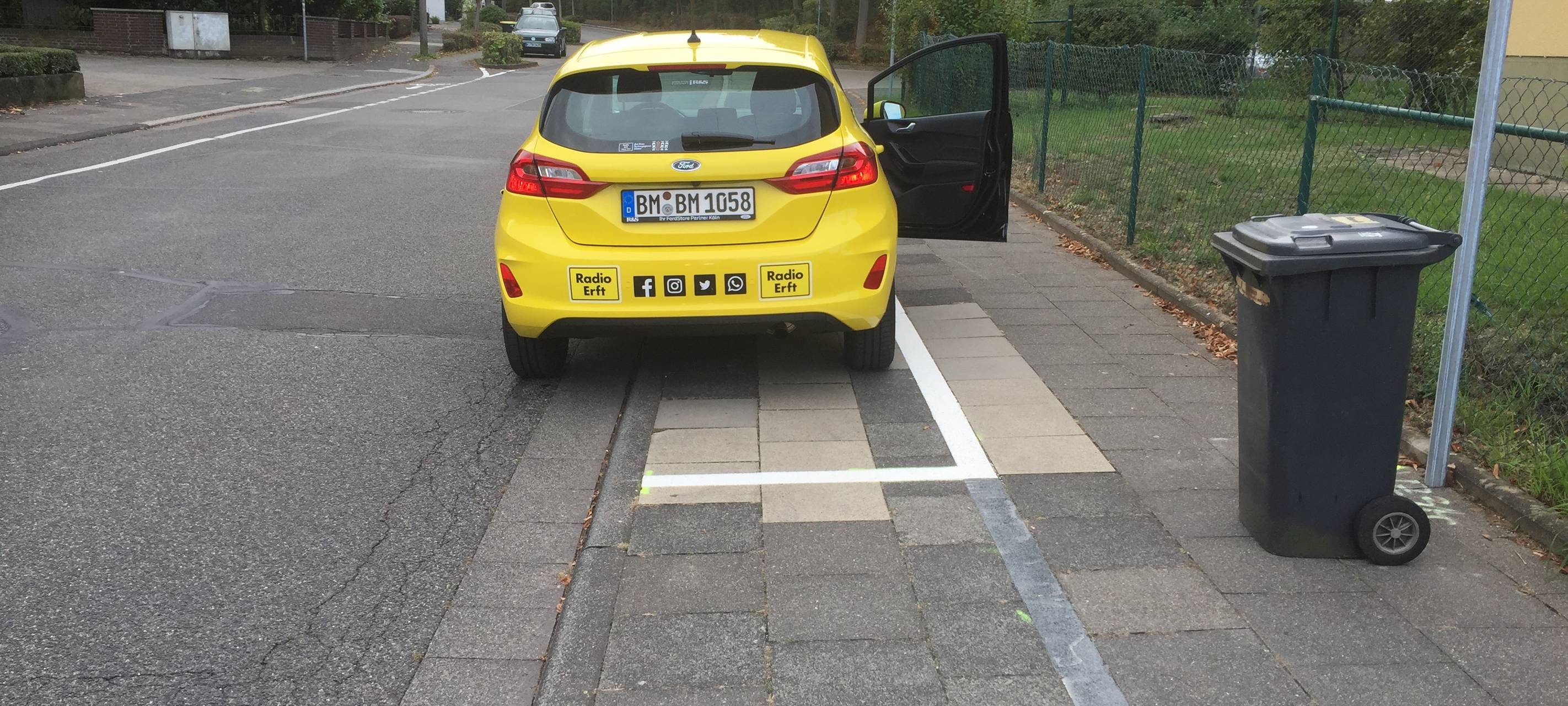 Fahrradweg weg - Parkplätze da