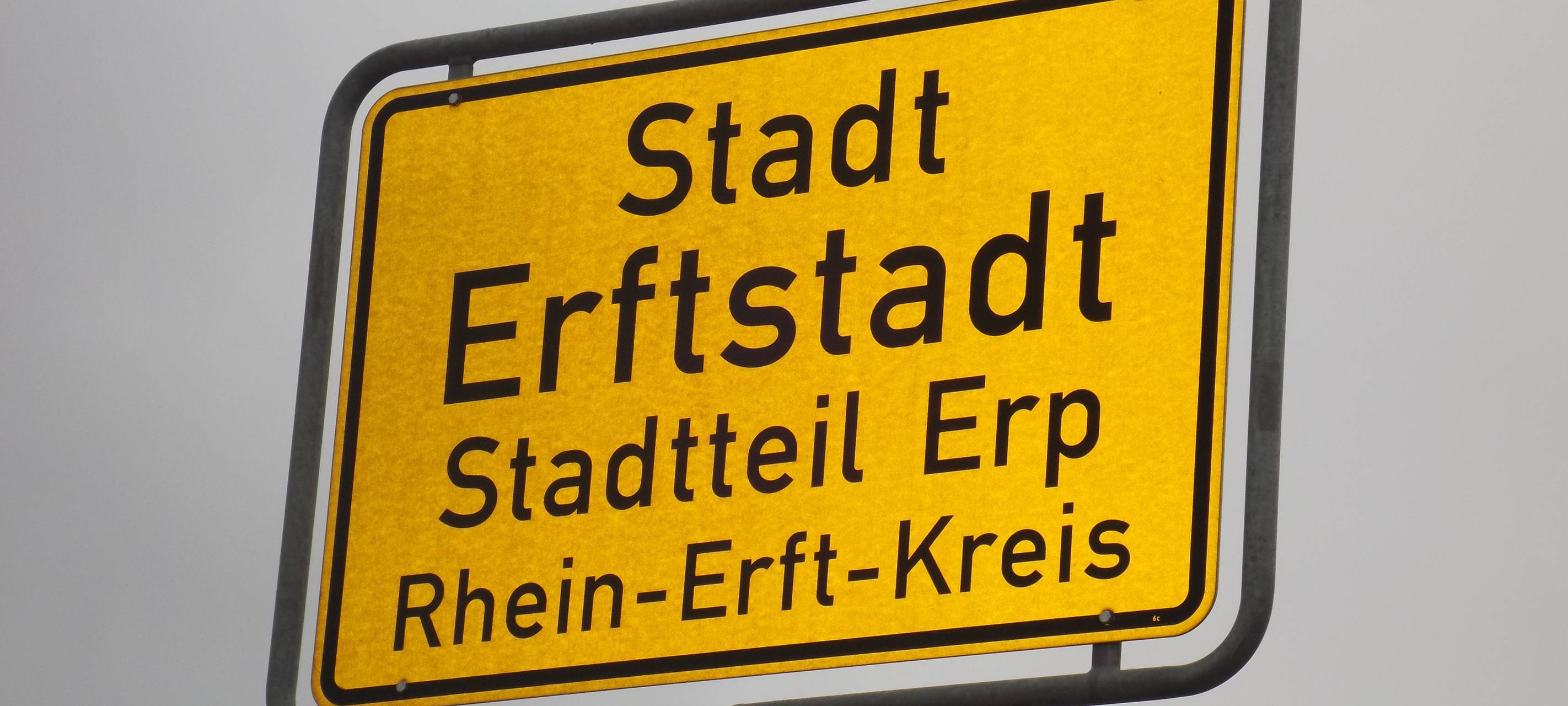 Rutschen und Schaukeln an der Grundschule