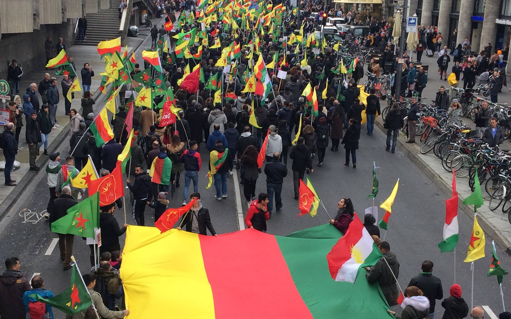 10.000 Menschen bei prokurdischer Demo in Köln