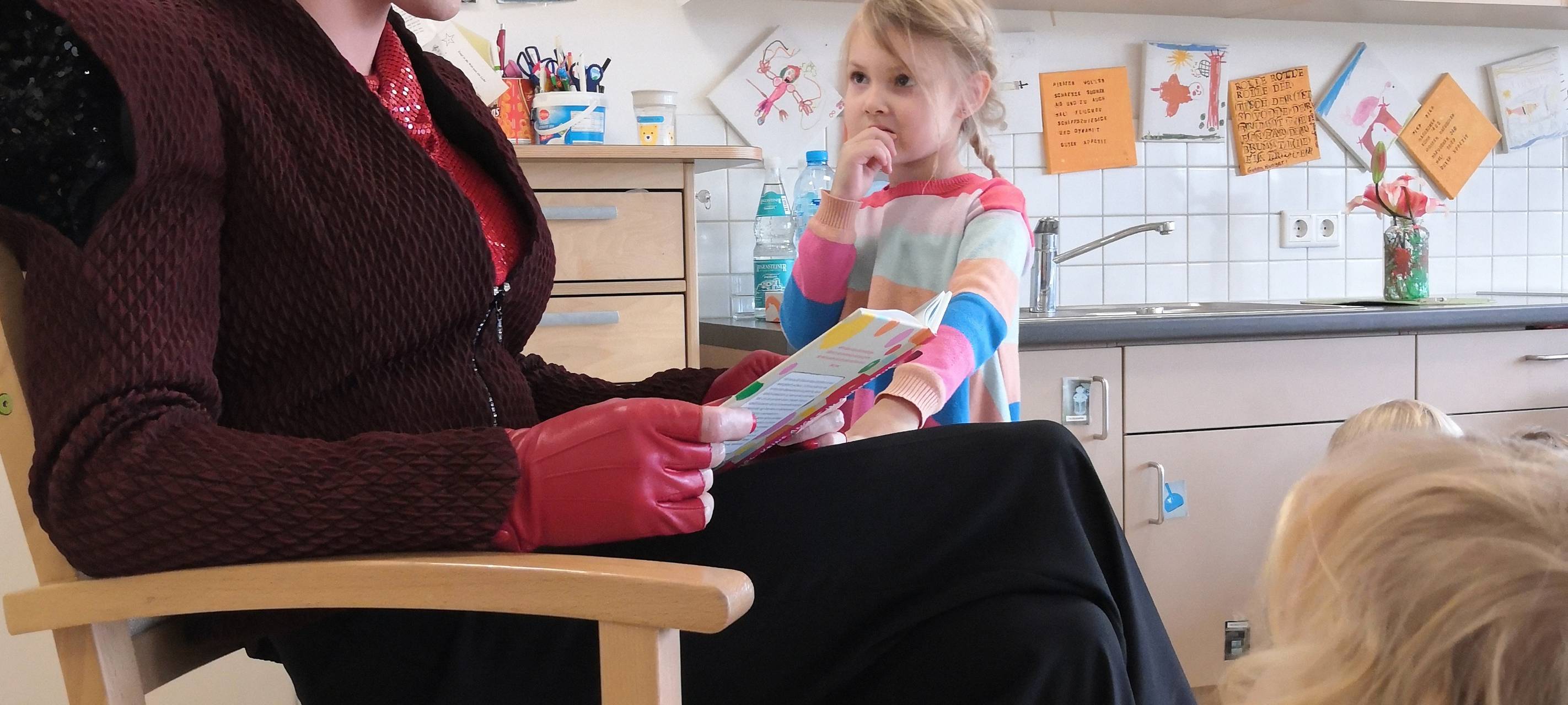 Travestiekünstler liest Kita-Kindern vor