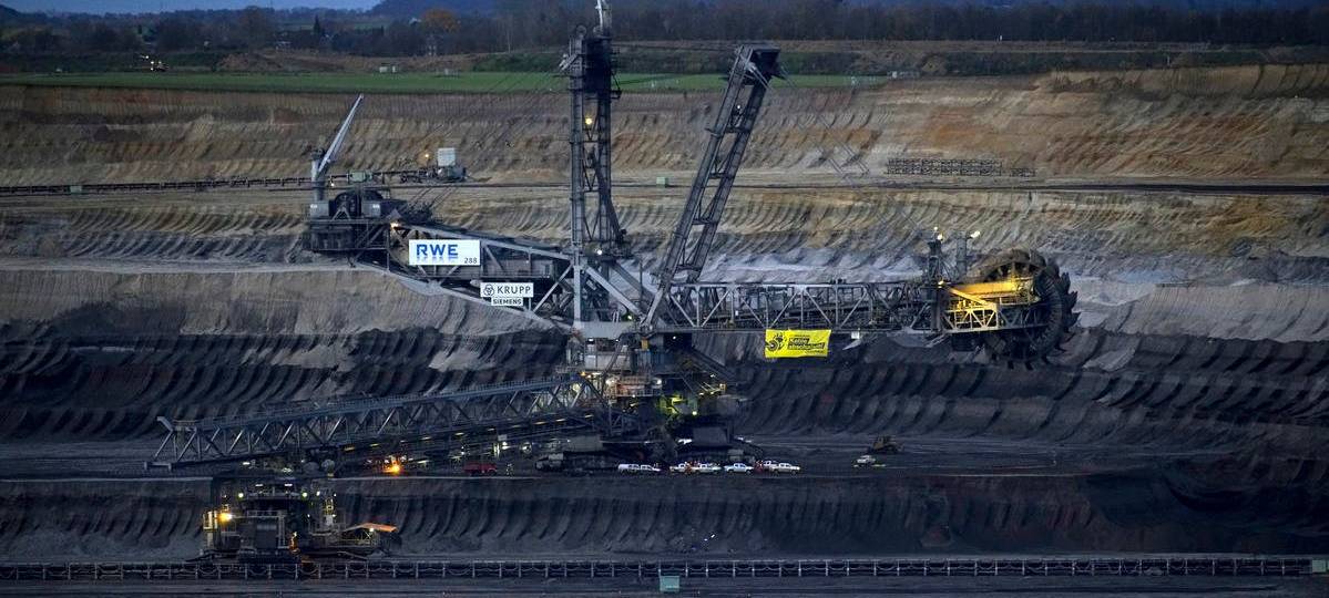 Region: Demo mit Baggerbesetzung am Tagebau Garzweiler