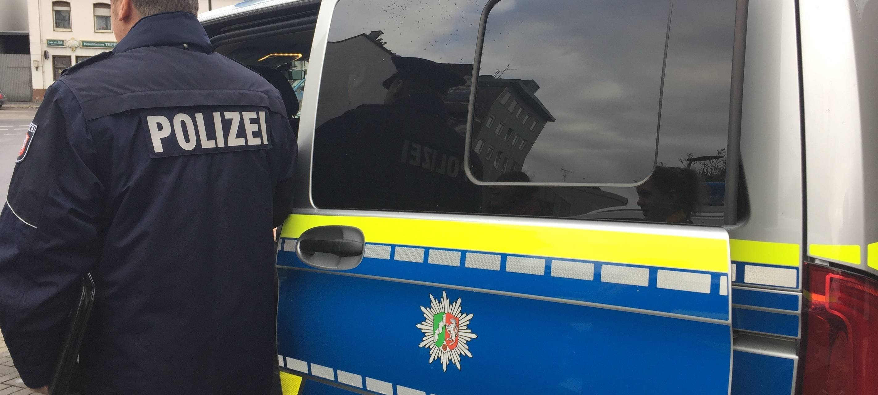 Hürth: Bewaffneter verschanzt sich in Wohnung