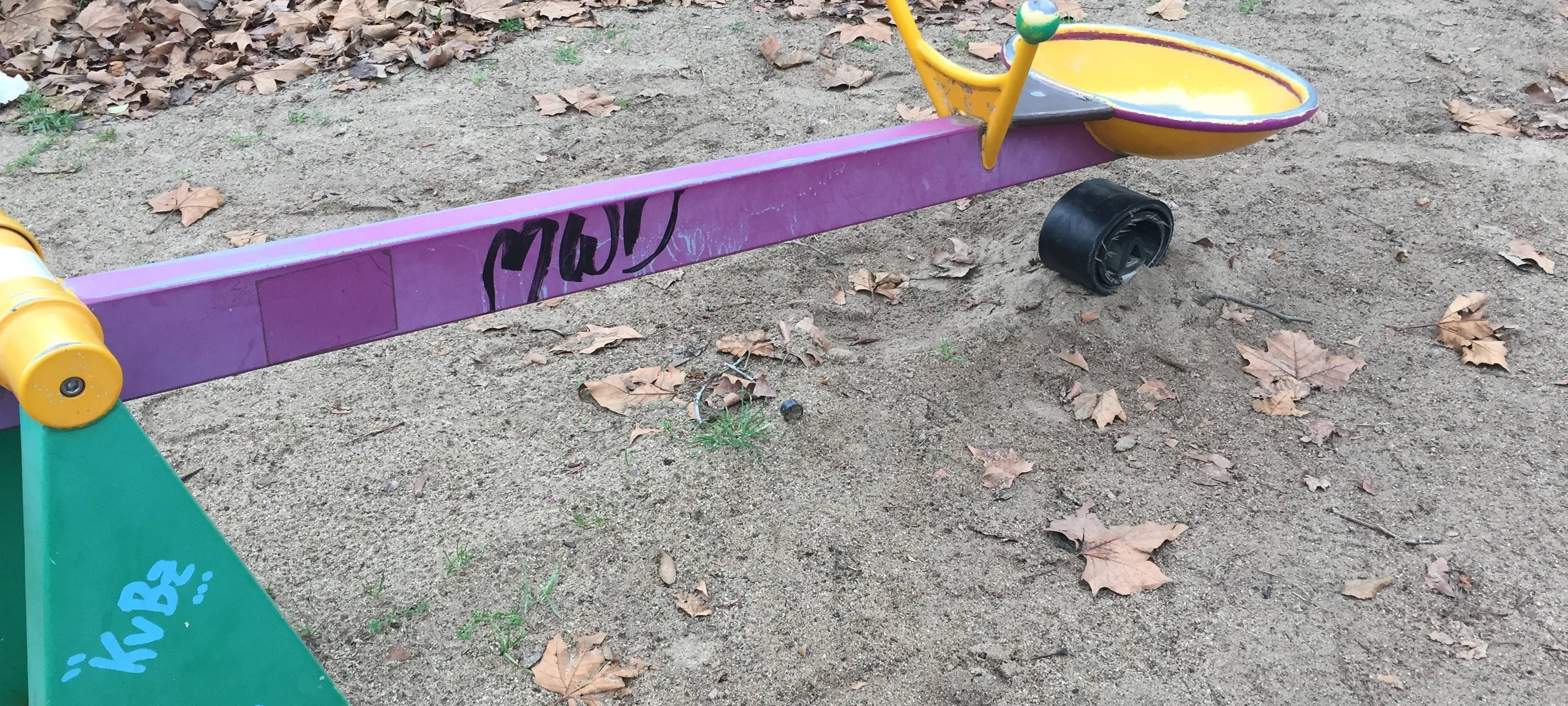 Unbekannter schlägt auf Spielplatz zu