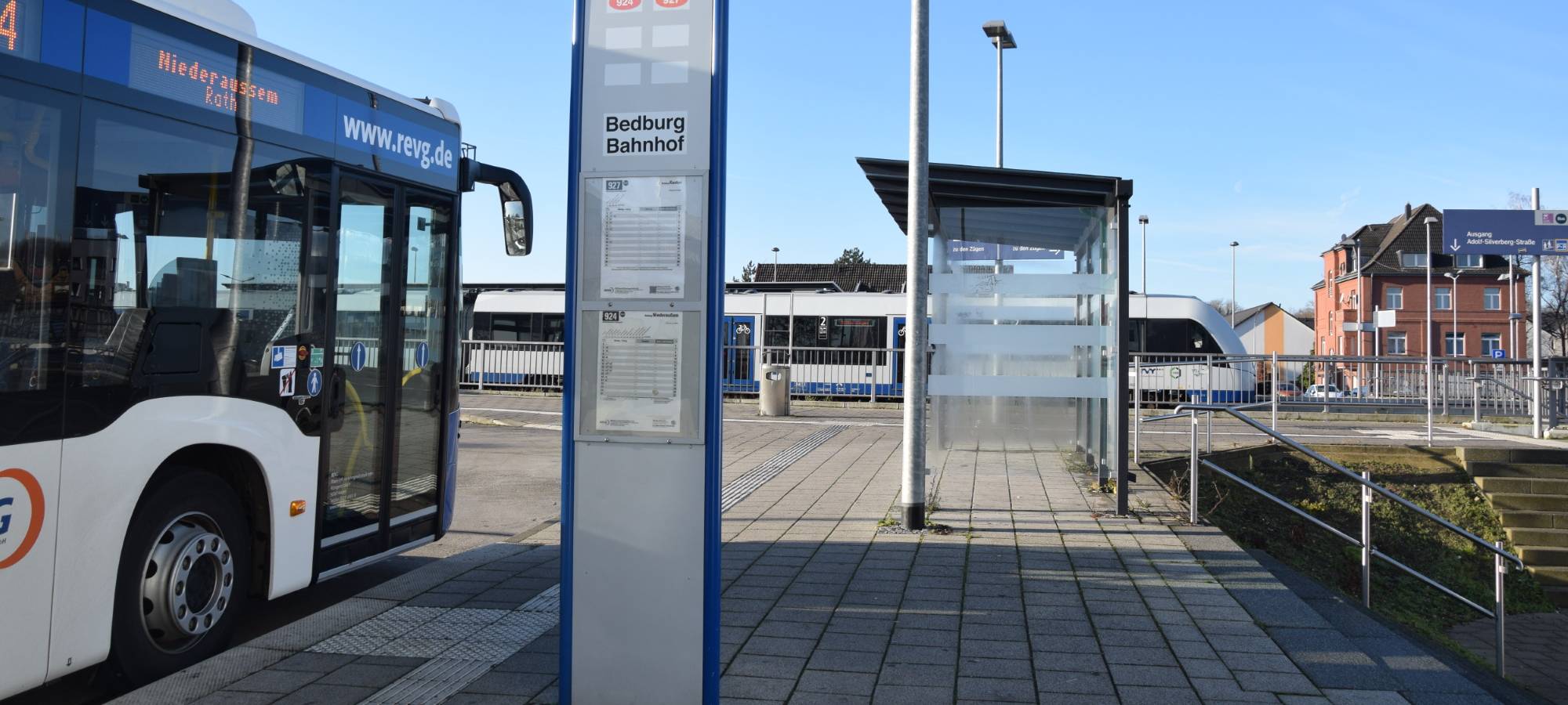 Rhein-Erft: Schnellbusse vor dem Start.