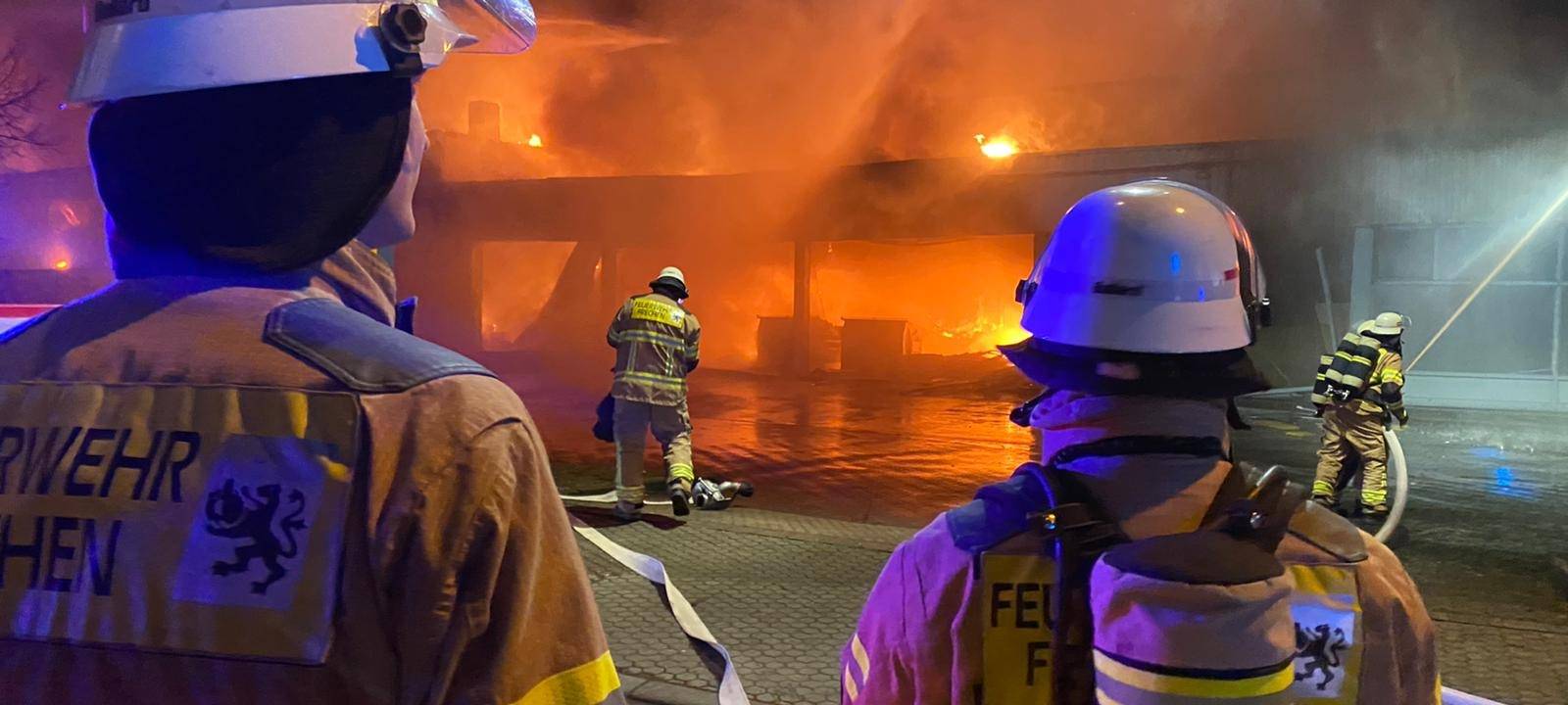 Lagerhalle und Büros in Frechen abgebrannt