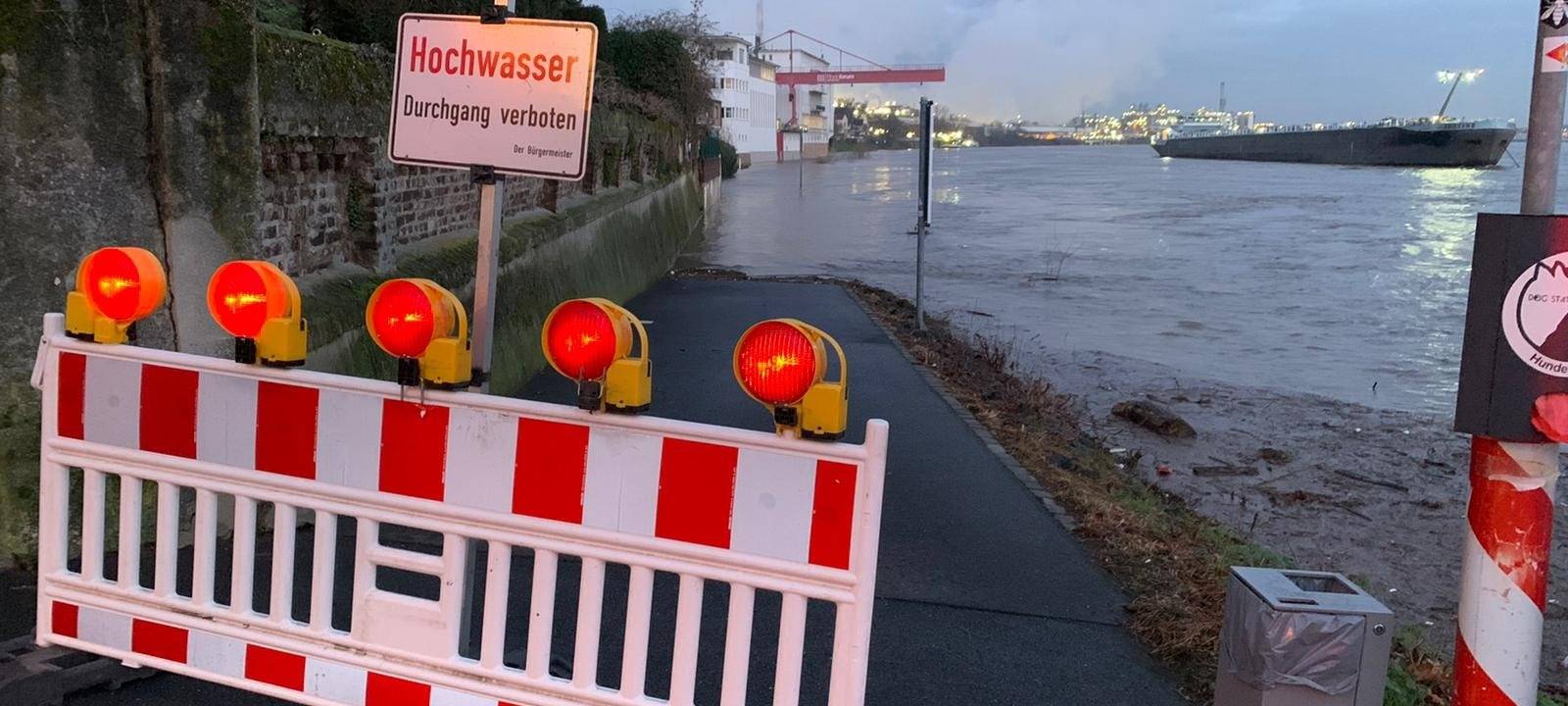 Hochwasser: Uferwege sind gesperrt