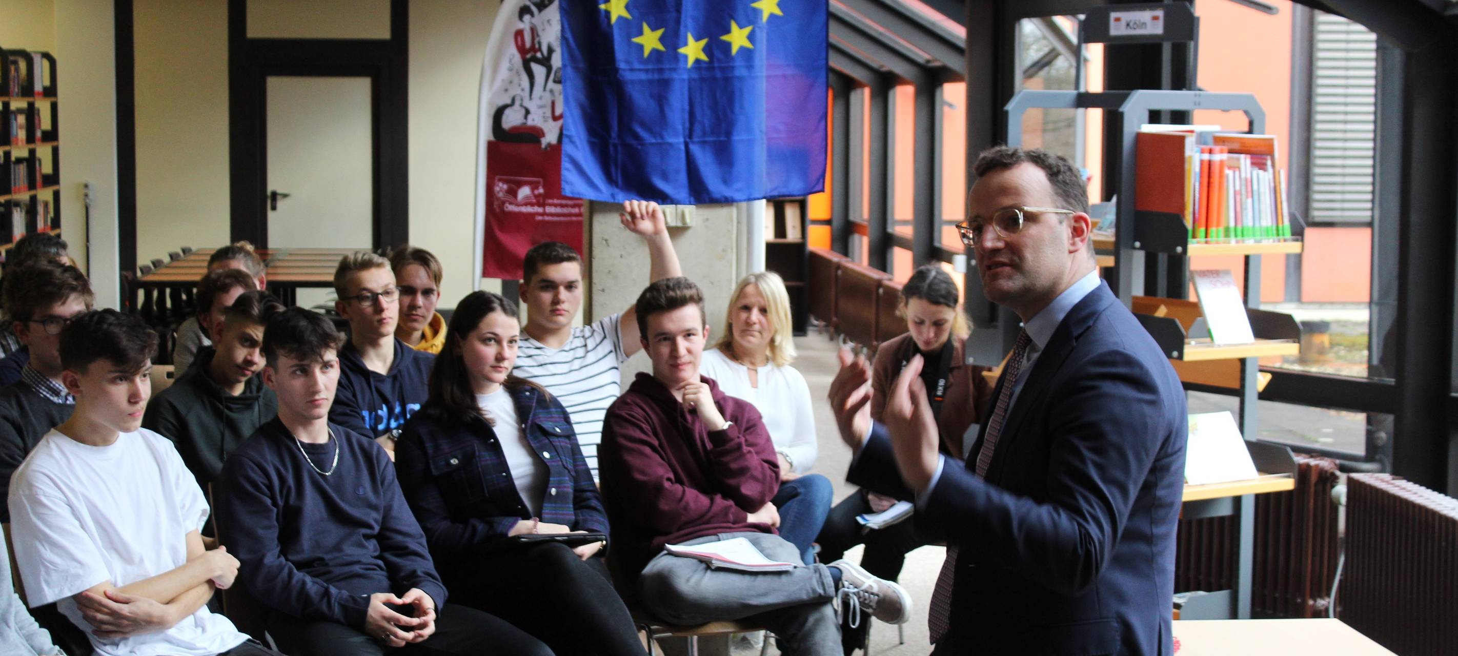 Jens Spahn spricht in Kerpen mit Schülern
