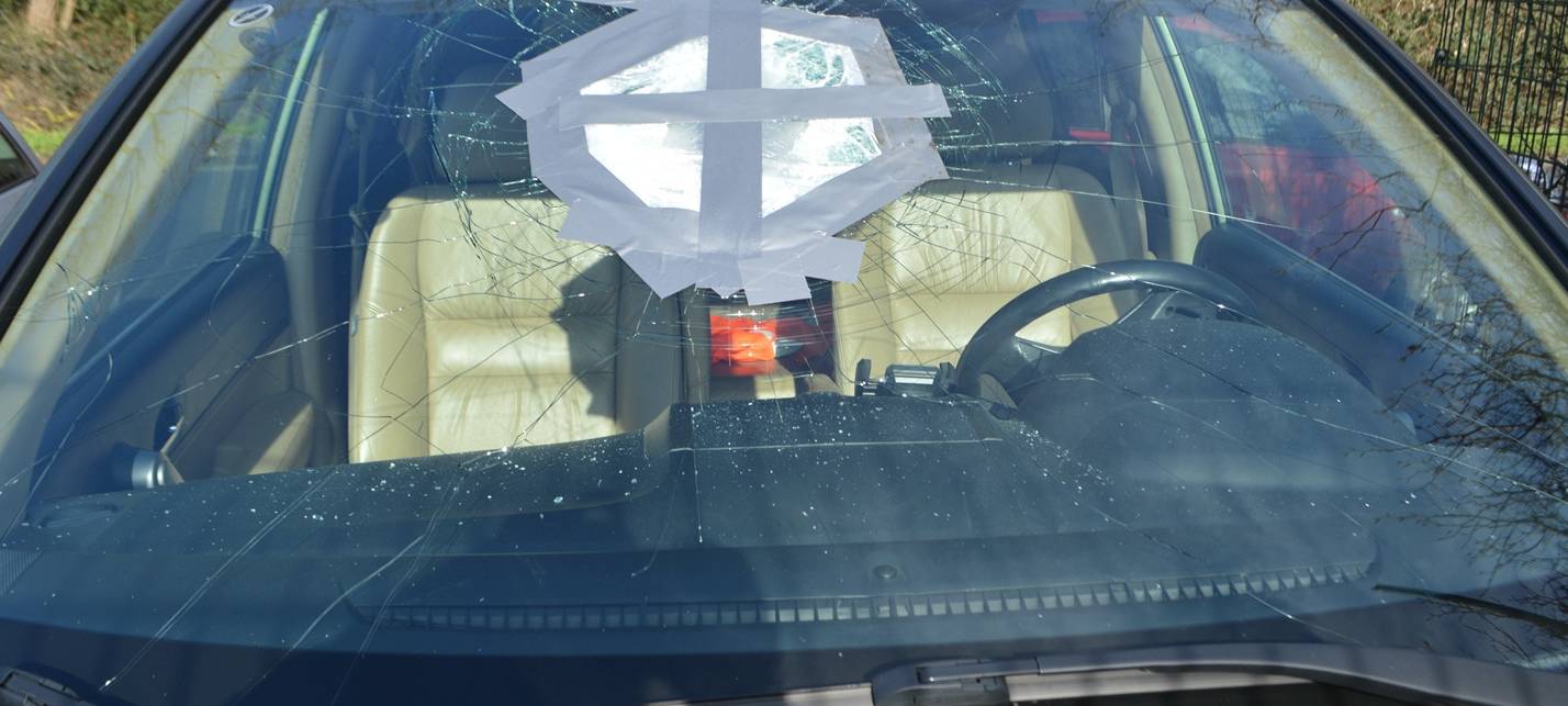 Stein auf Auto geworfen