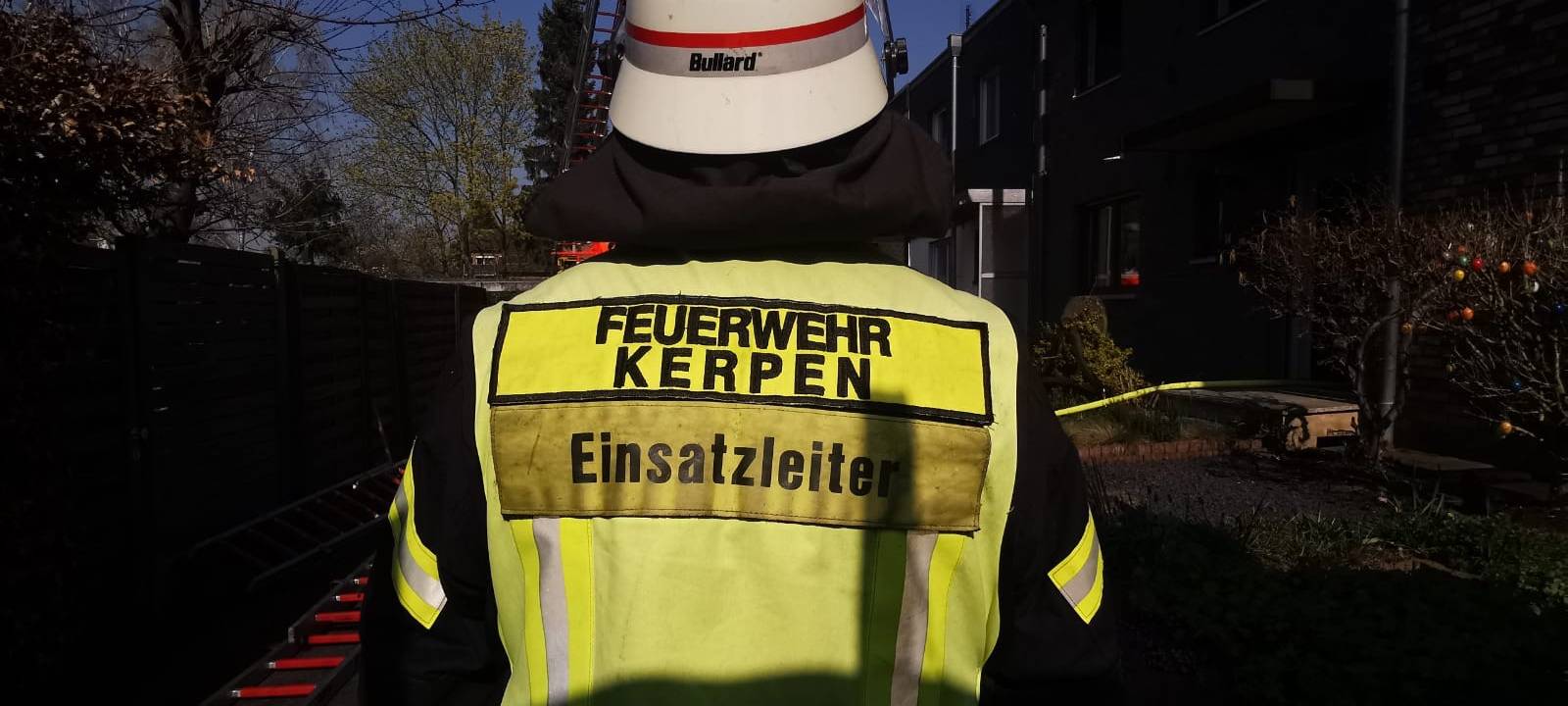 Kerpen: Heckenbrand gefährdet Wohnhaus in Blatzheim