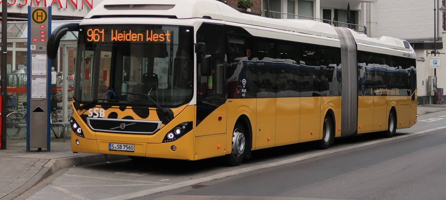 Langer, gelber Elektrobus im Test