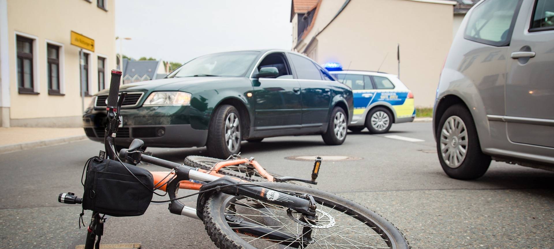 Frechen: Radfahrer ohne Helm schwer verletzt