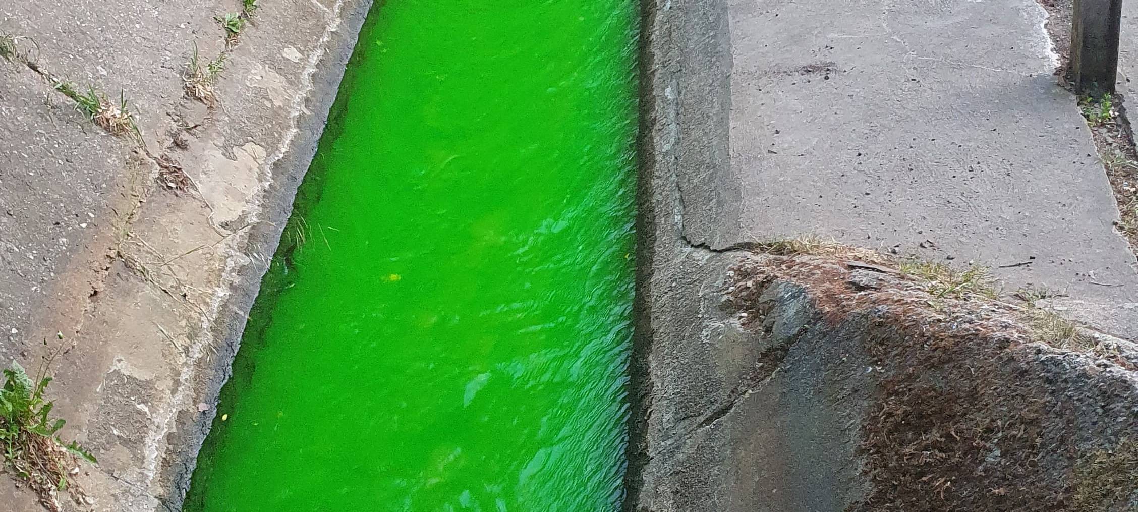 Hürth/Köln: Verfärbung des Duffesbachs lässt nach