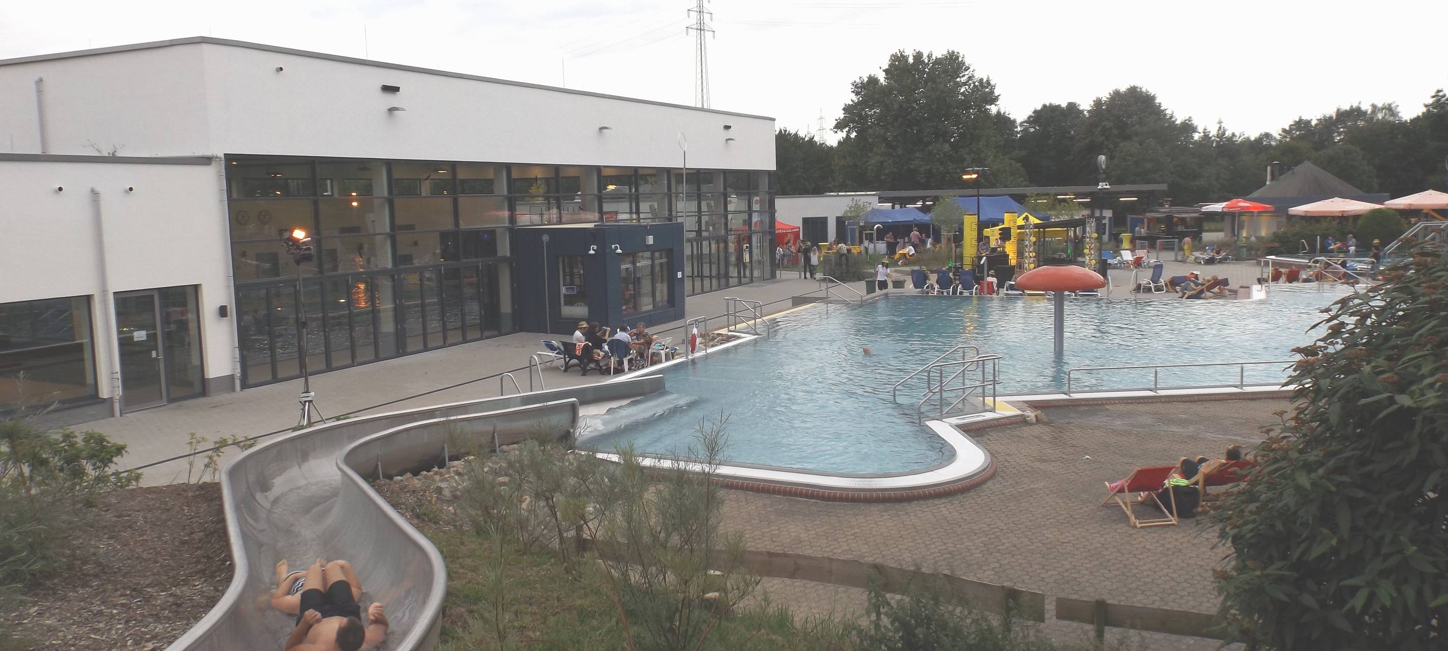 Pulheim: Besucher des Freibads der Aquarena in Parknot