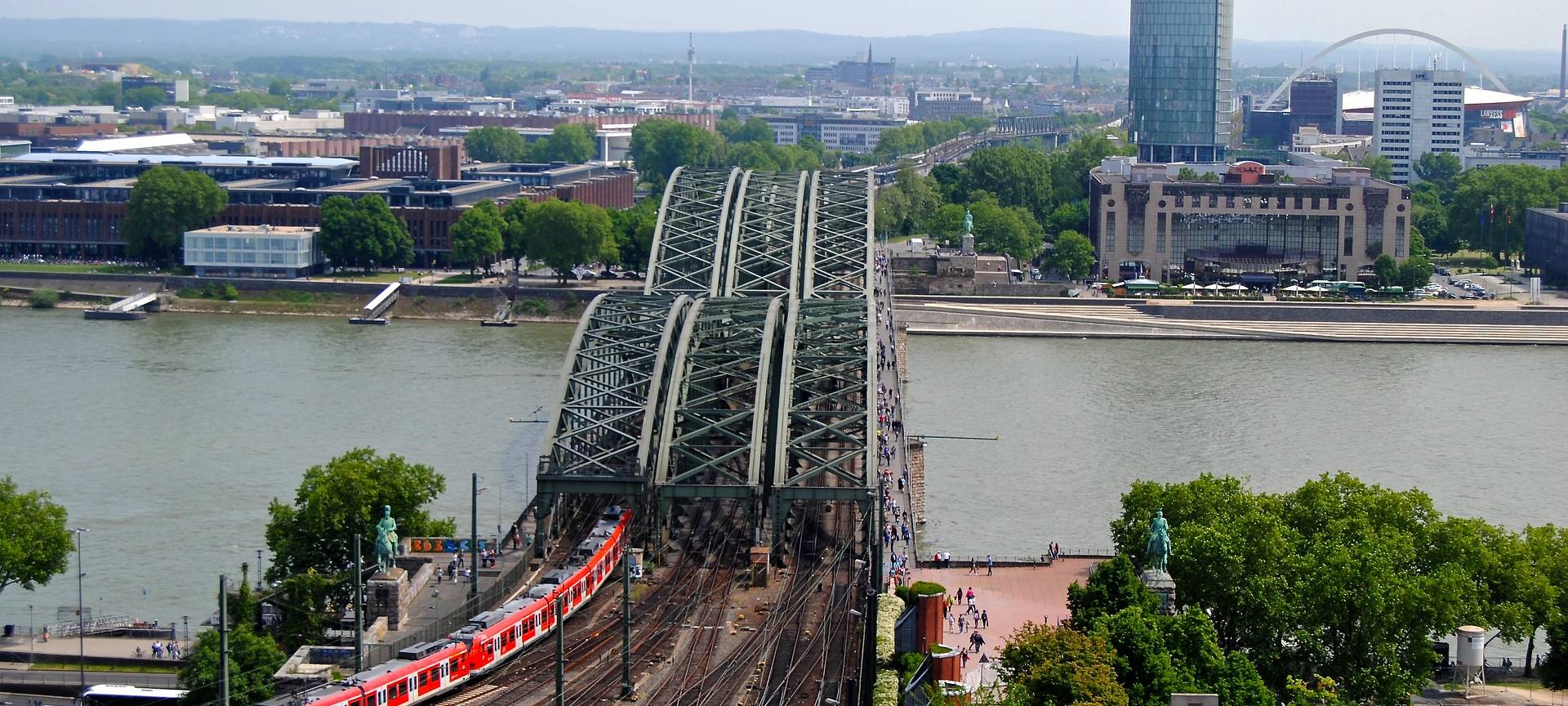 Köln: Mann läuft über Gleise der Hohenzollernbrücke