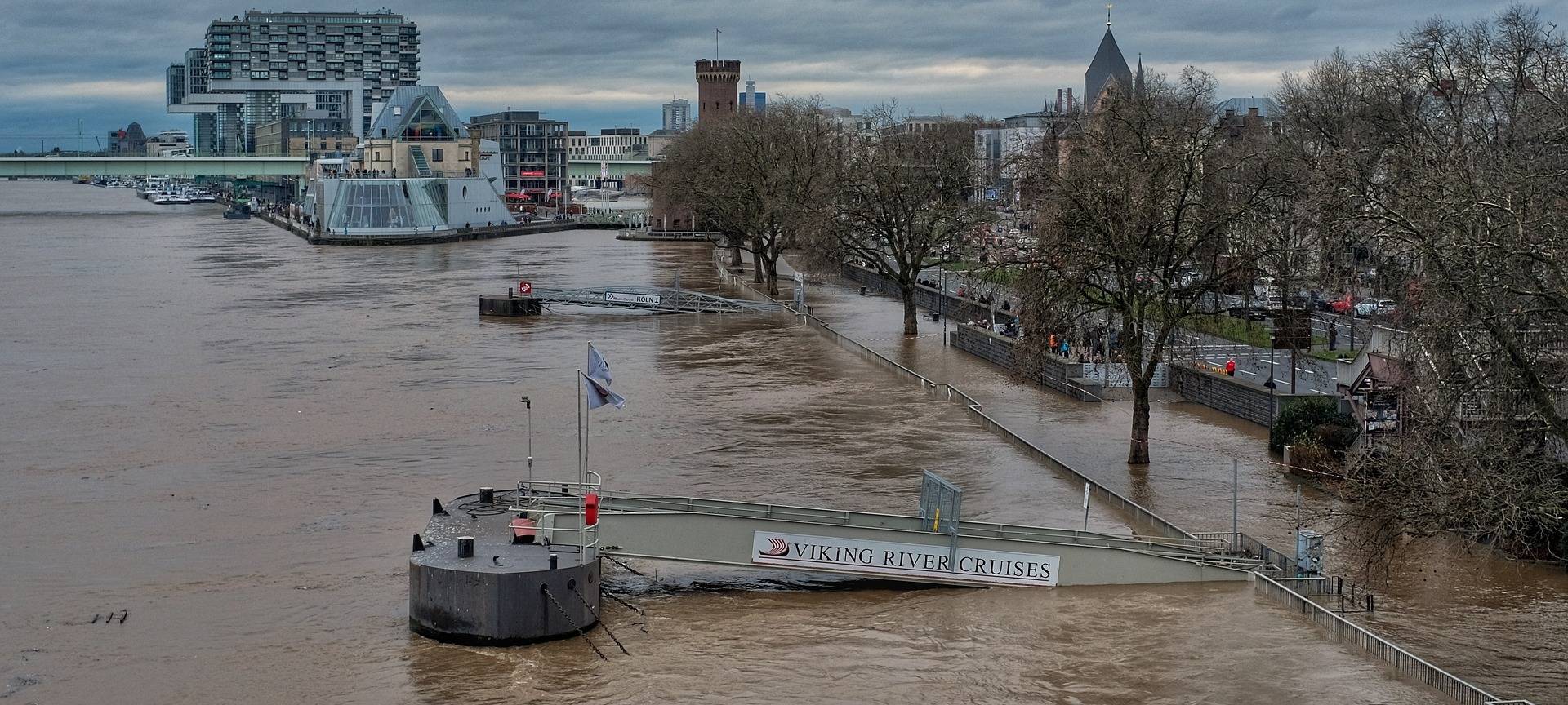 Köln: Hochwasserschutzwände festgefroren