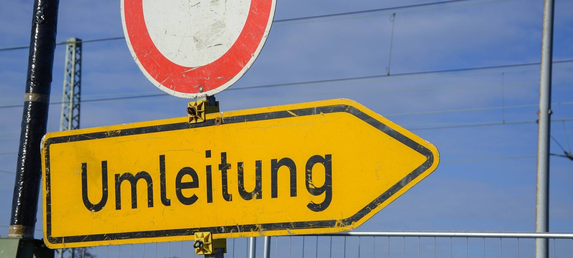 Fahrbahnabsackung in Erftstadt-Kierdorf - Straße gesperrt