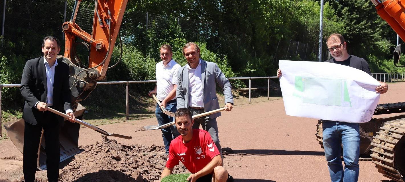 Pulheim: 1. Spatenstich für Kunstrasenplatz