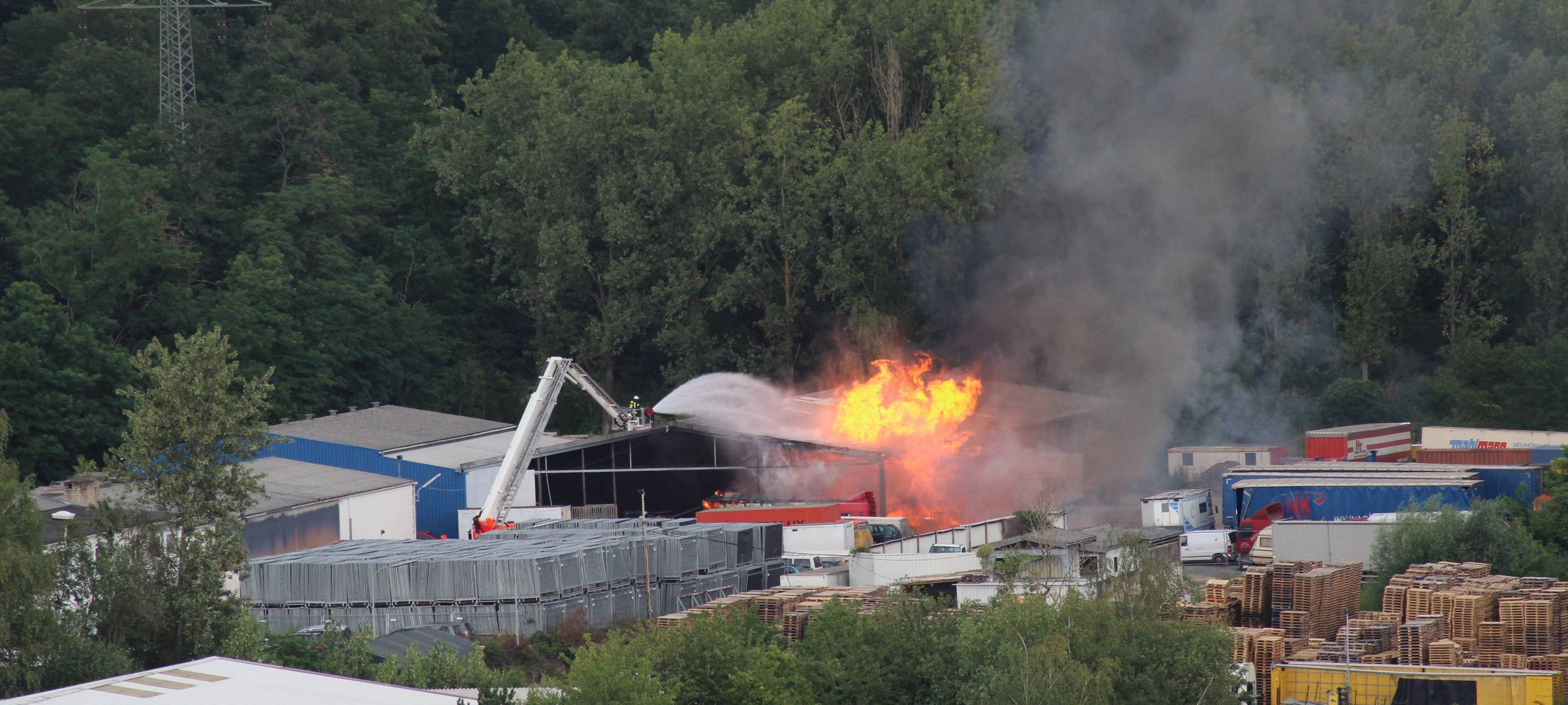Kerpen: Feuerwehreinsatz an einer Lagerhalle in Horrem beendet