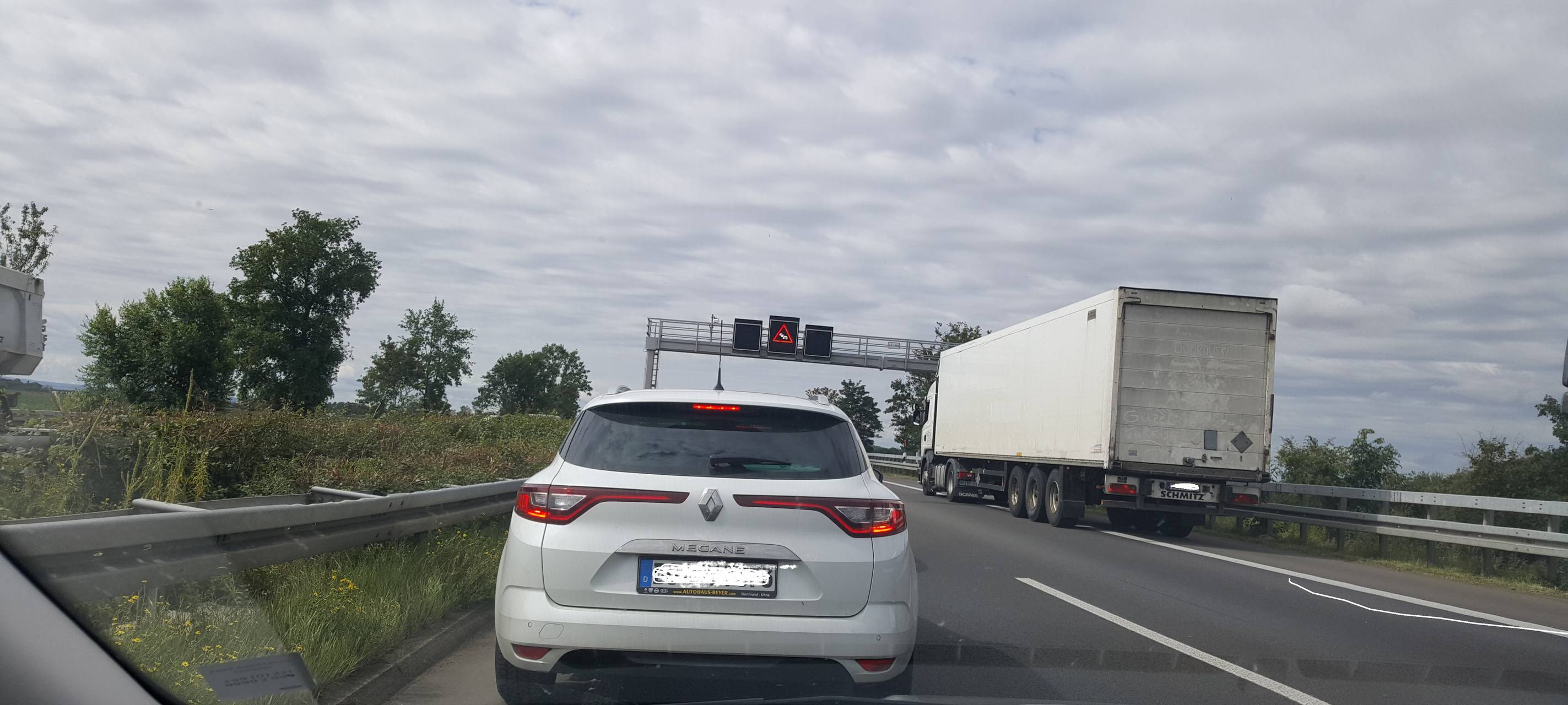 A61: Autobahn Richtung Mönchengladbach nach Unfall gesperrt