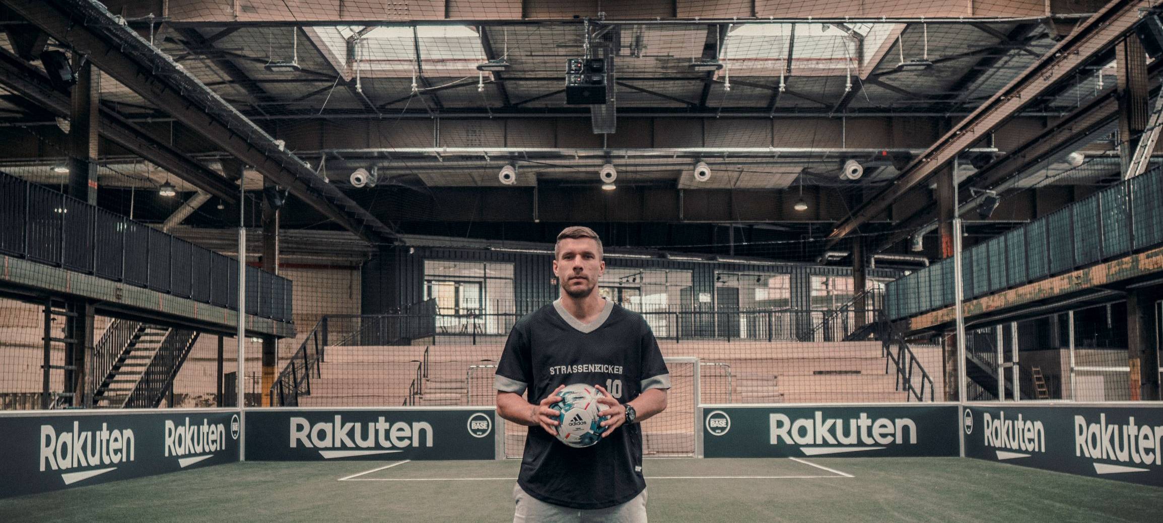 Köln: Podolski eröffnet Strassenkicker Base
