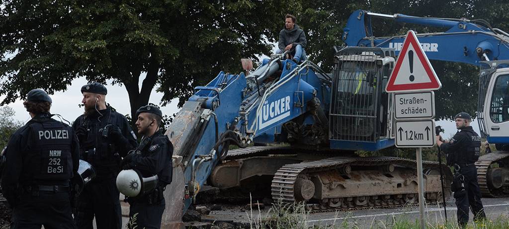 Erkelenz: Abriss der L277 von Aktivist behindert