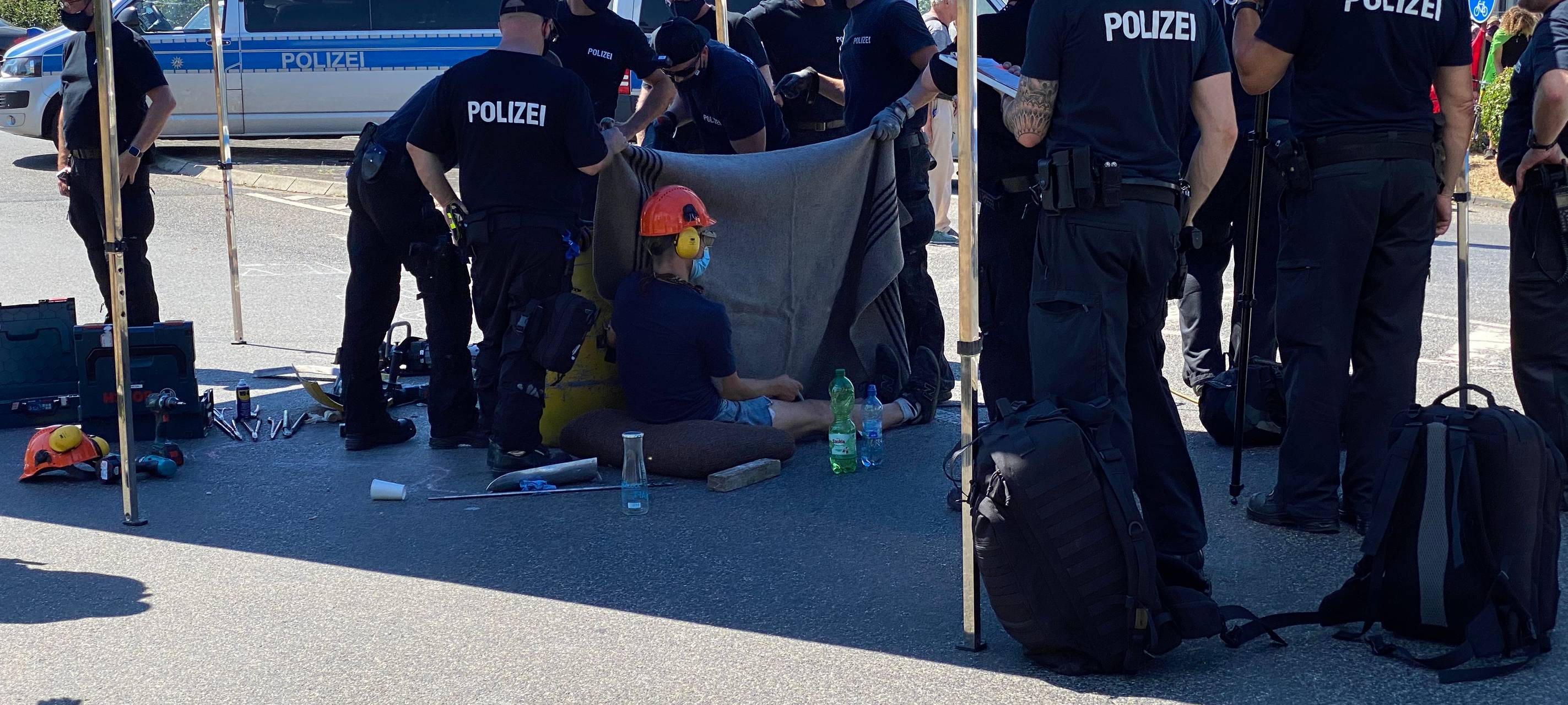 Wesseling/Köln: Polizei geht gegen Shell-Aktivisten vor
