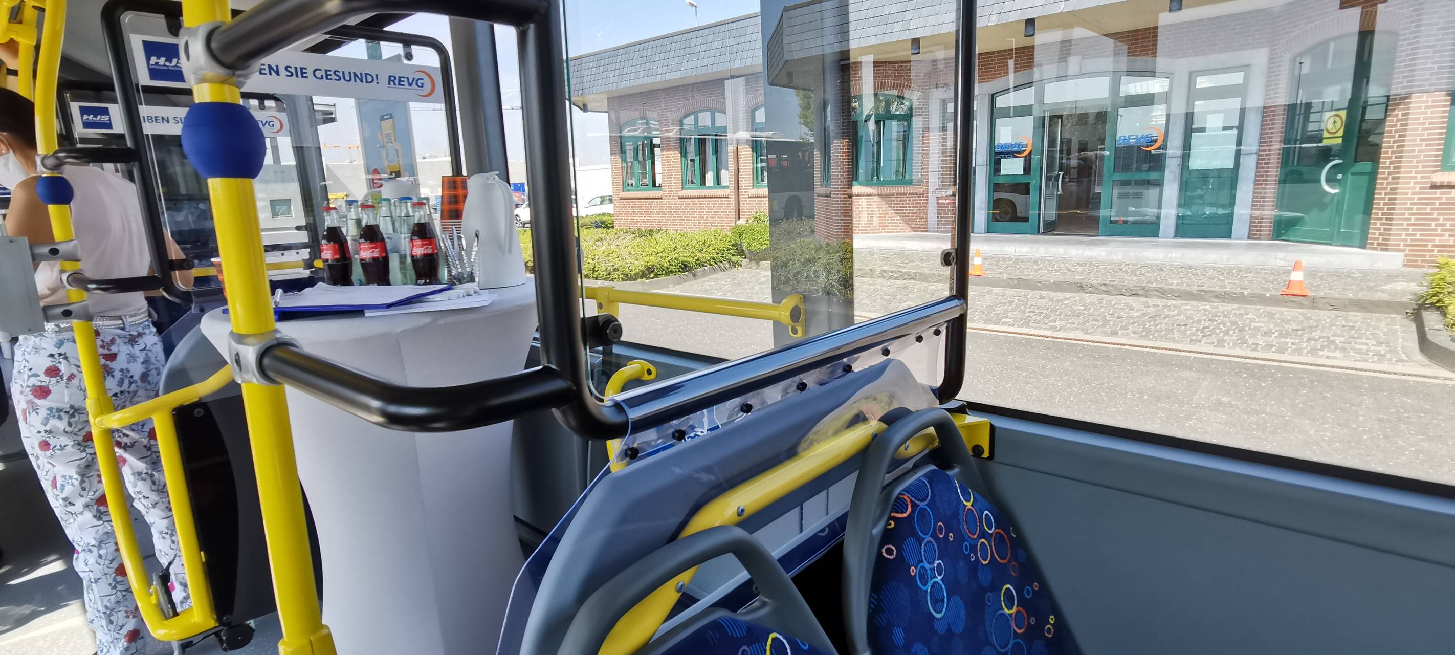 Rhein-Erft: Spuckschutz in Bussen