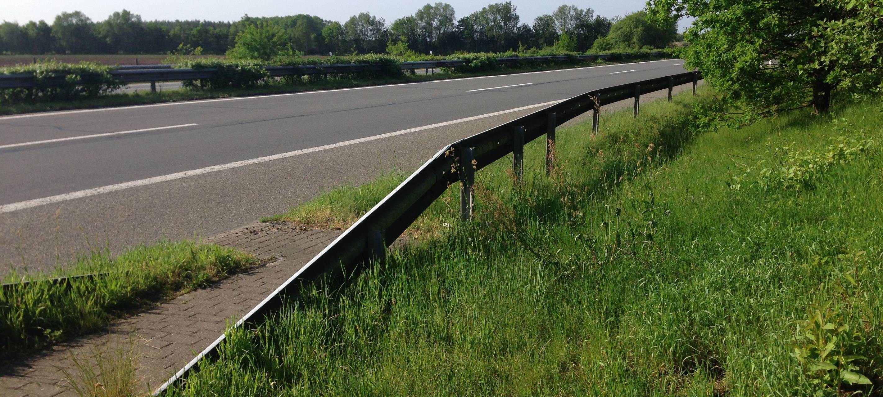 Stau wegen Reparatur der Leitplanke