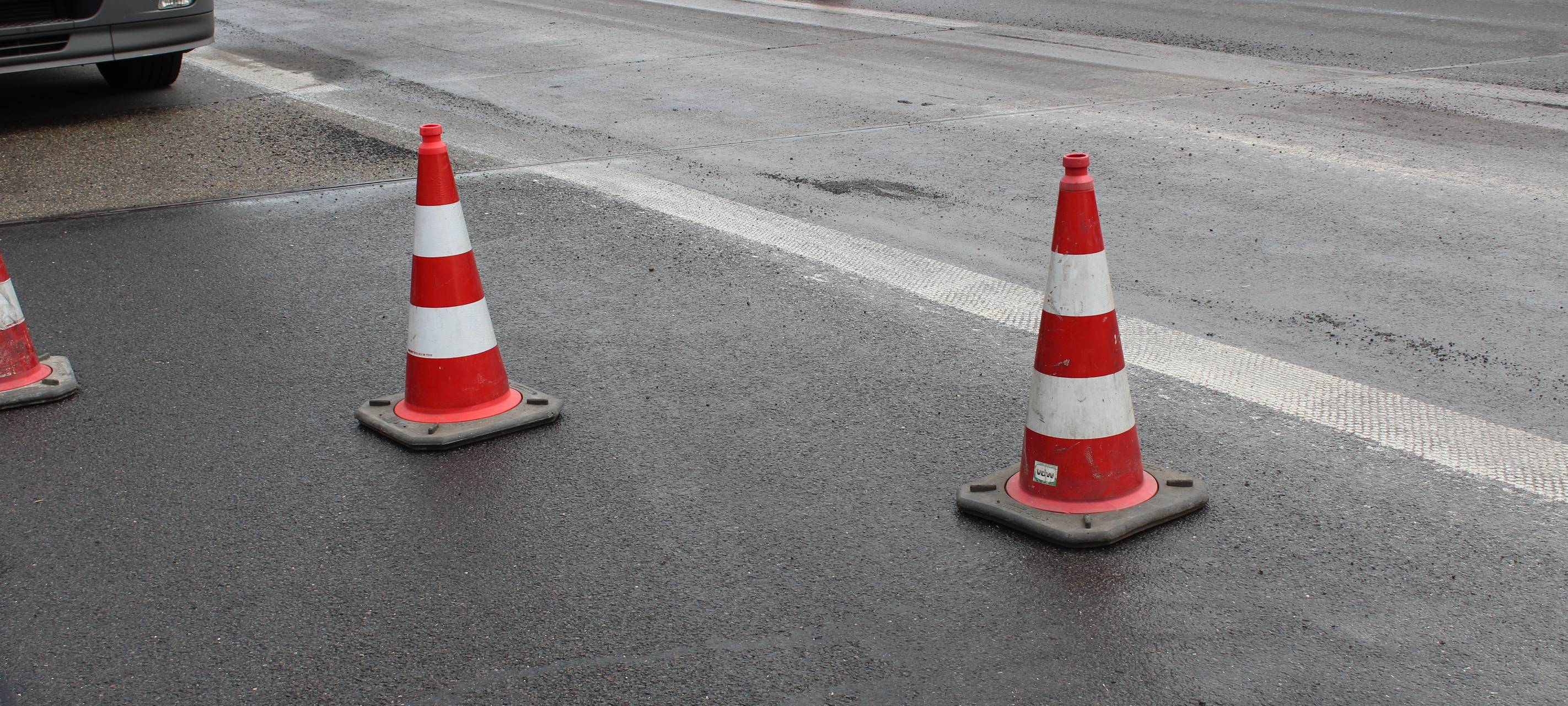 Bedburg: Bremsen laufen heiß - Schwertransport steht auf A61