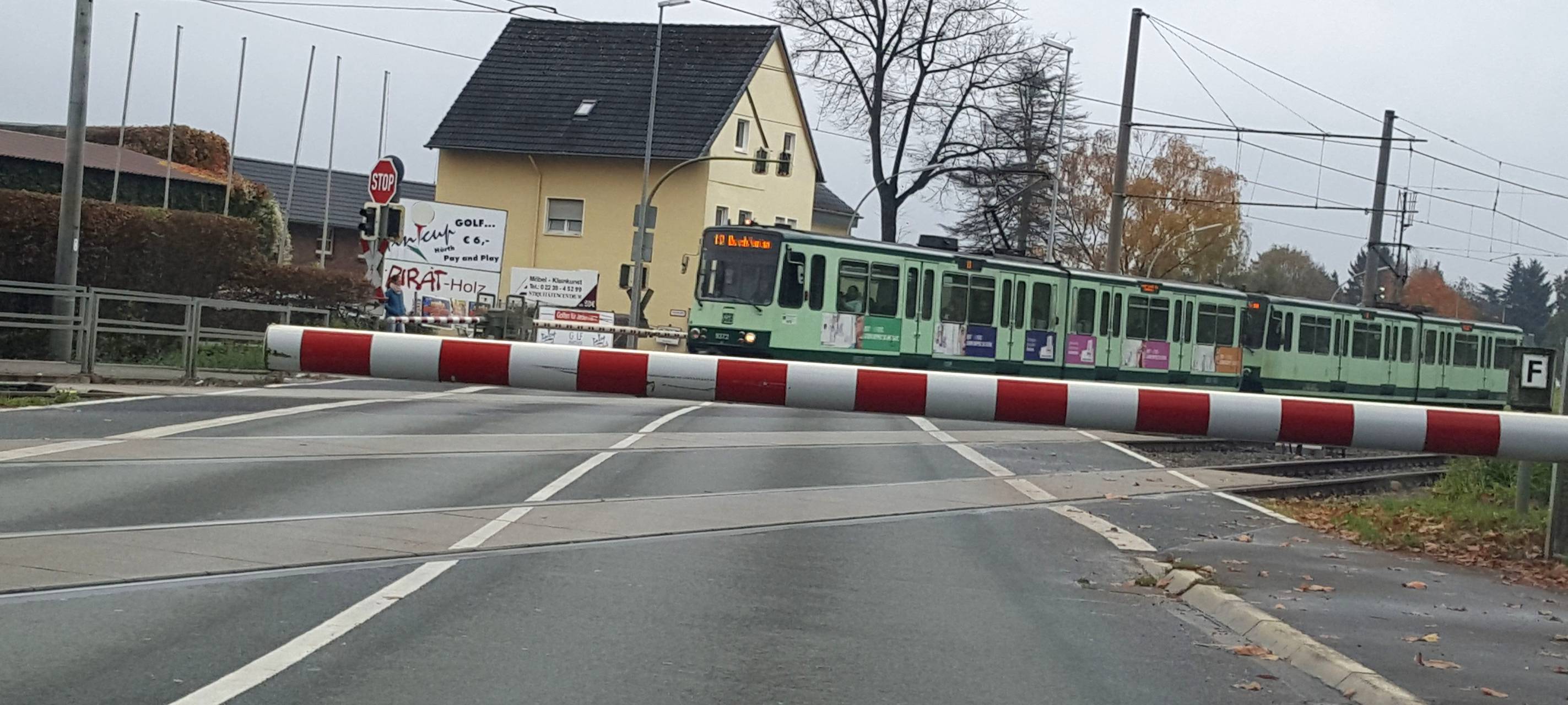 Hürth: Vorbereitungen für neuen Radweg an der Linie 18