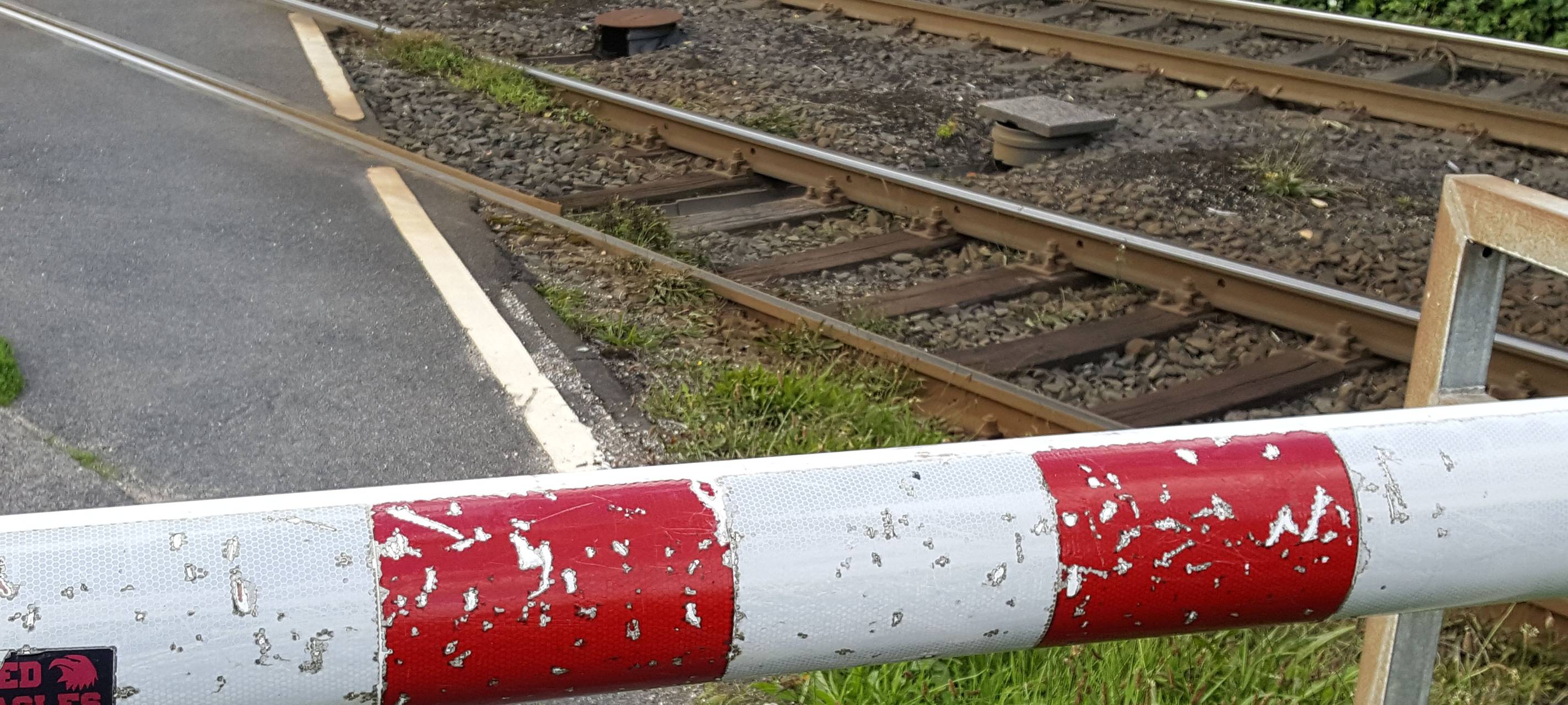 Güterzug blockierte Bahnübergang in Brühl-Ost