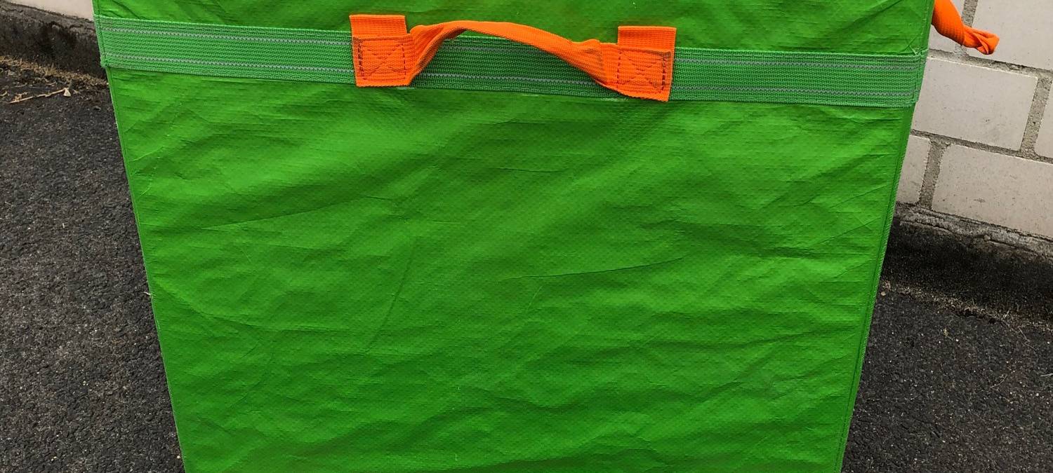 Brühl: Stadtmitarbeiter finden Pakete von Amazon im Graben