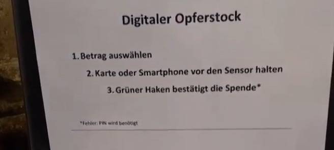 Köln: Weihwasserspender und digitaler Opferstock
