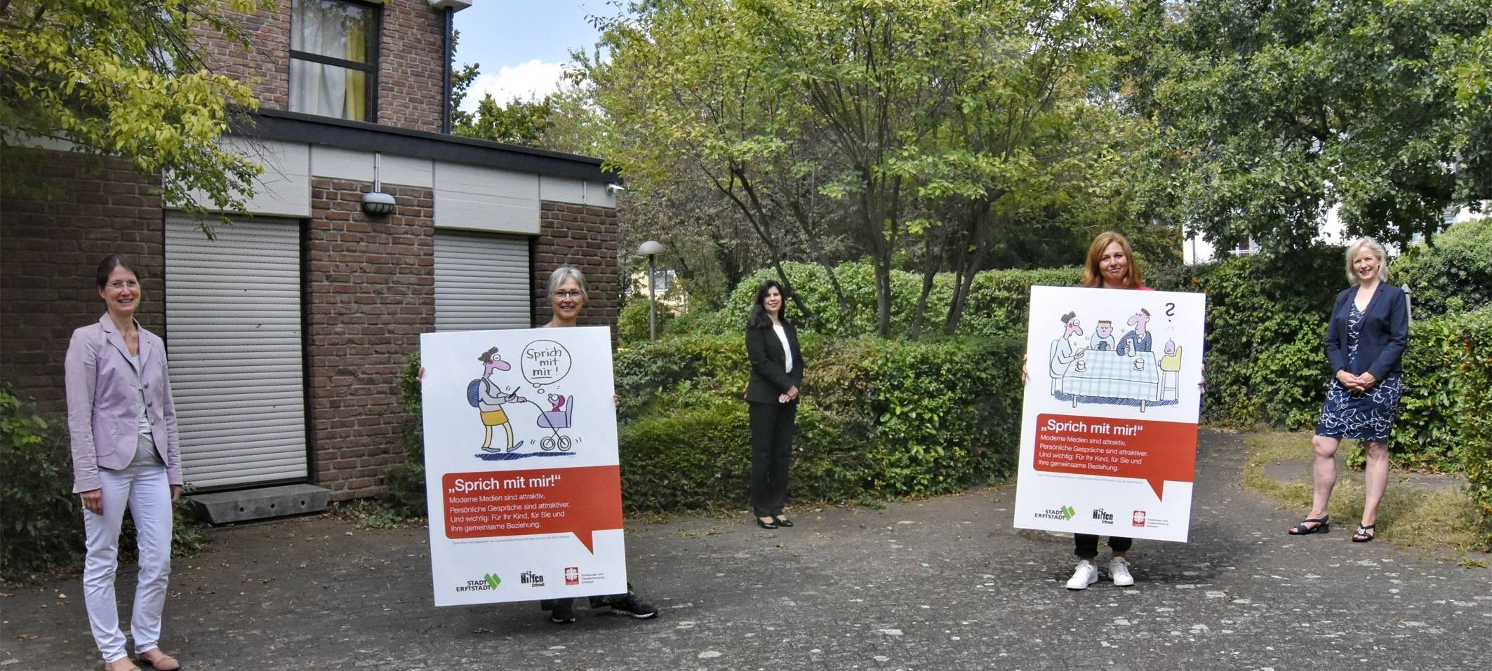Erftstadt: Plakate "Sprich mit mir!" hängen
