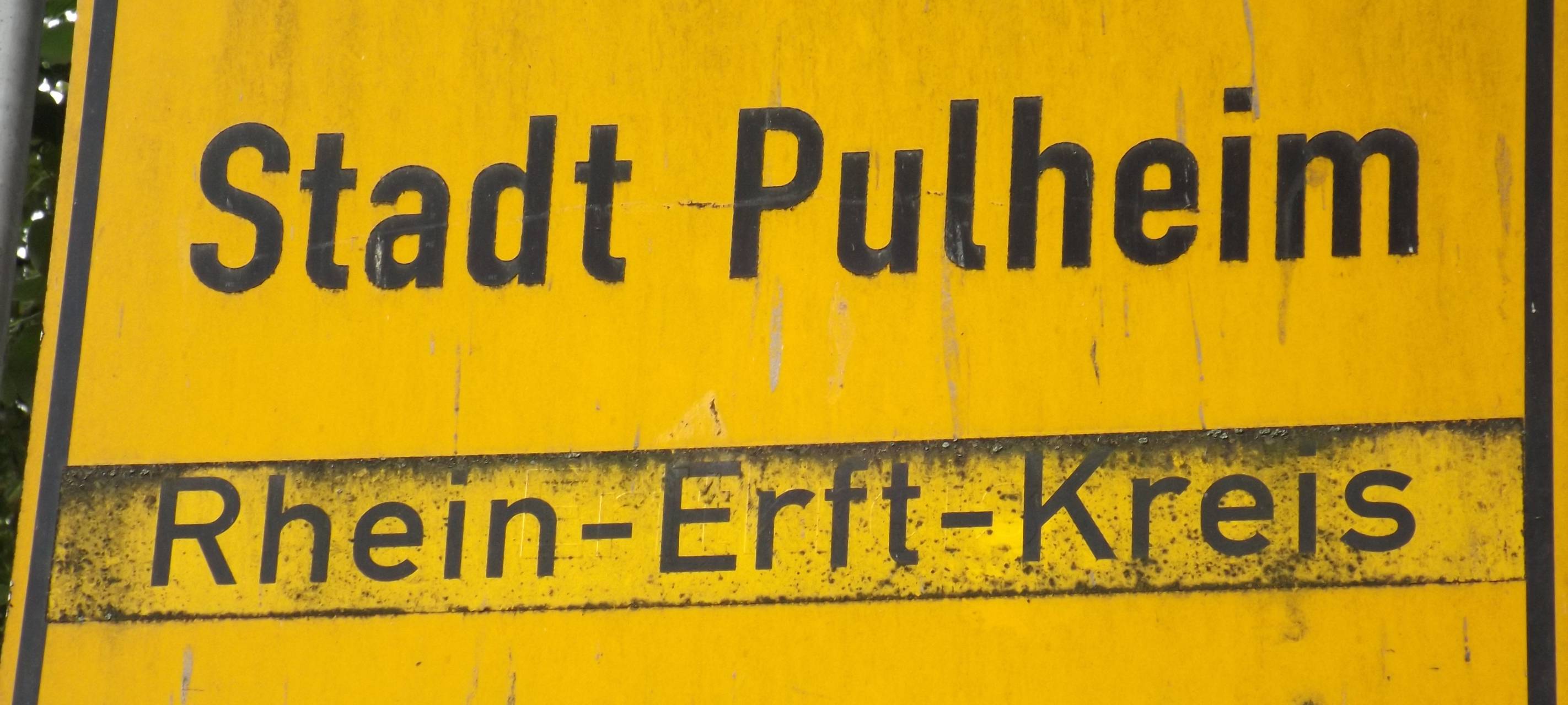 Pulheim: Scheiben an Realschule eingeschlagen