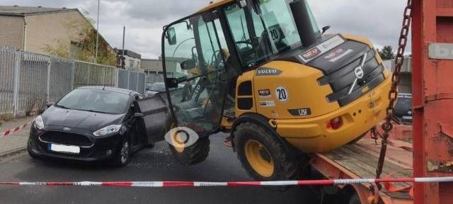 Kerpen: Frontlader fällt vom LKW und knallt in ein Auto
