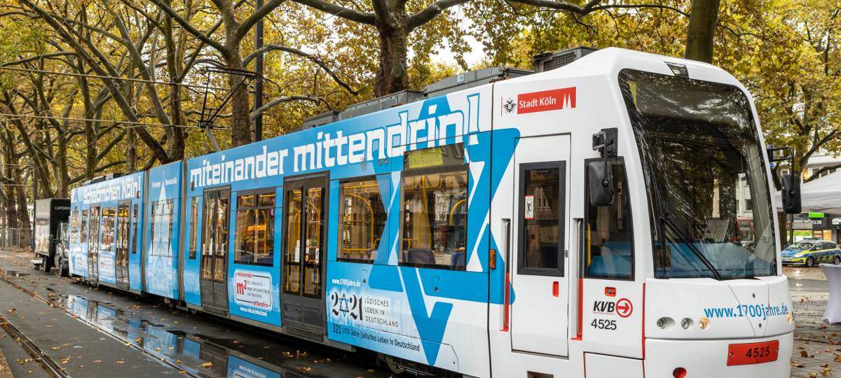 Köln: KVB-Bahn gegen Rassismus unterwegs