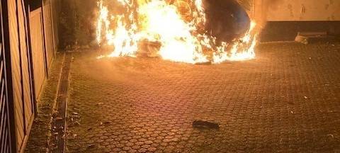 Brühl: Pizzataxi brennt vor Wohnhaus