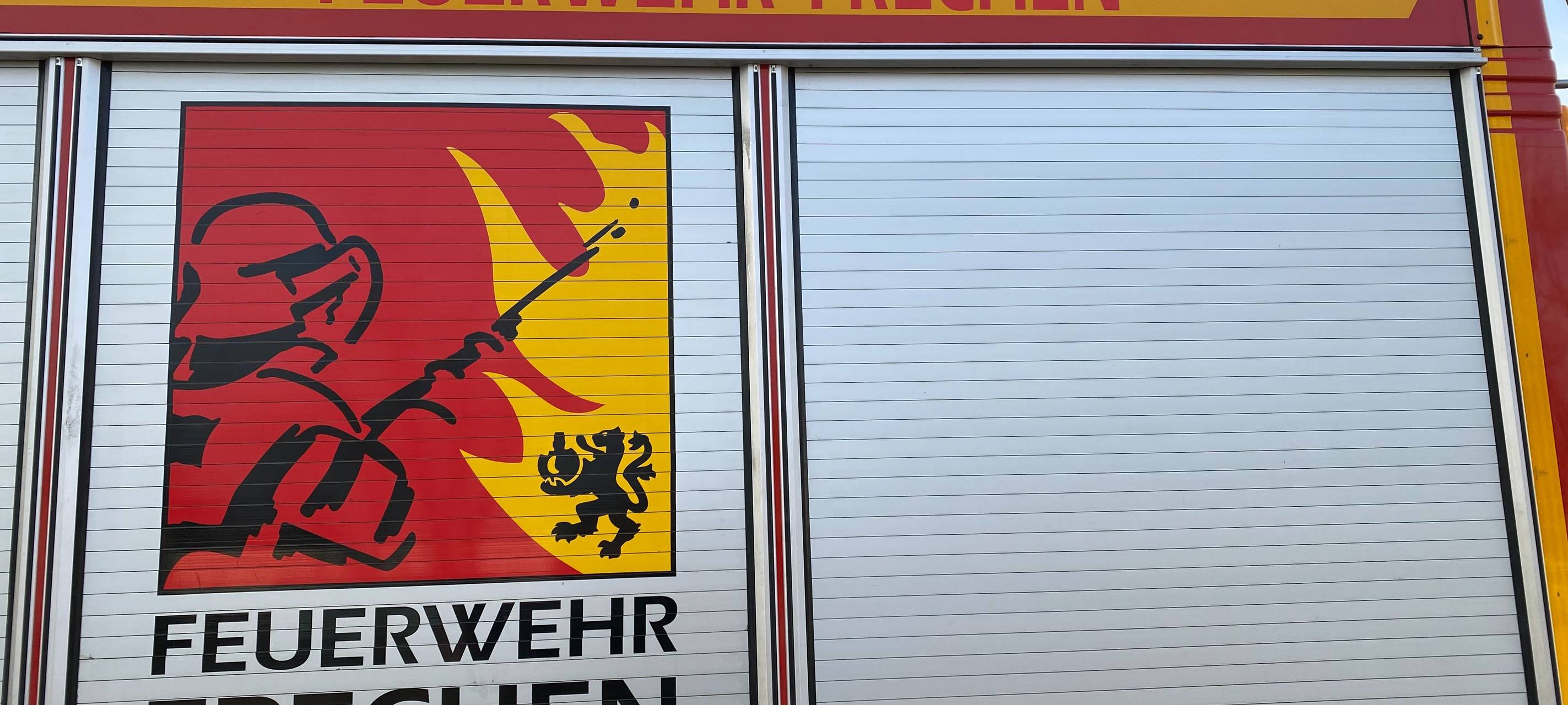 Frechen/Brühl: Feuerwehren löschen Scheune und Schuppen