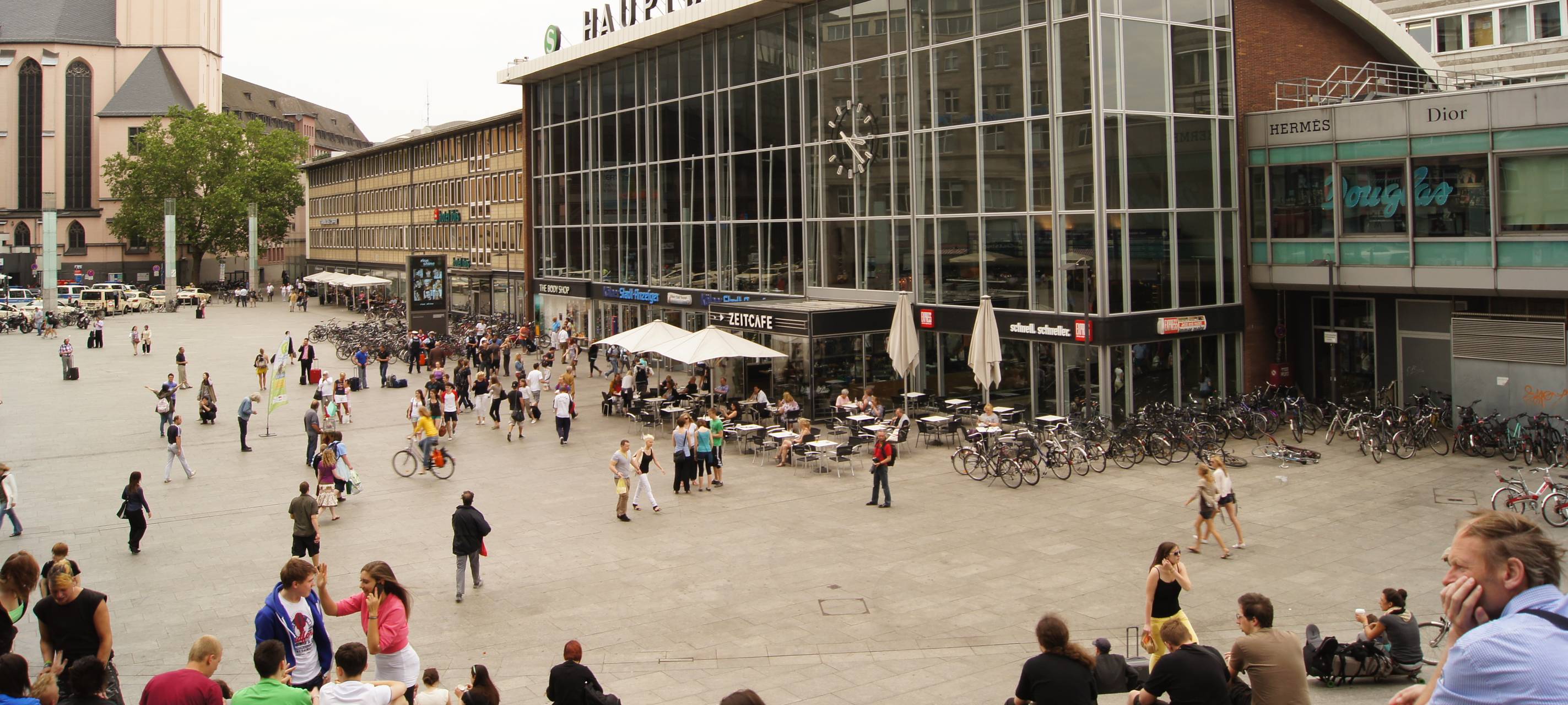 Kölner HBF: Passant fällt auf die Gleise
