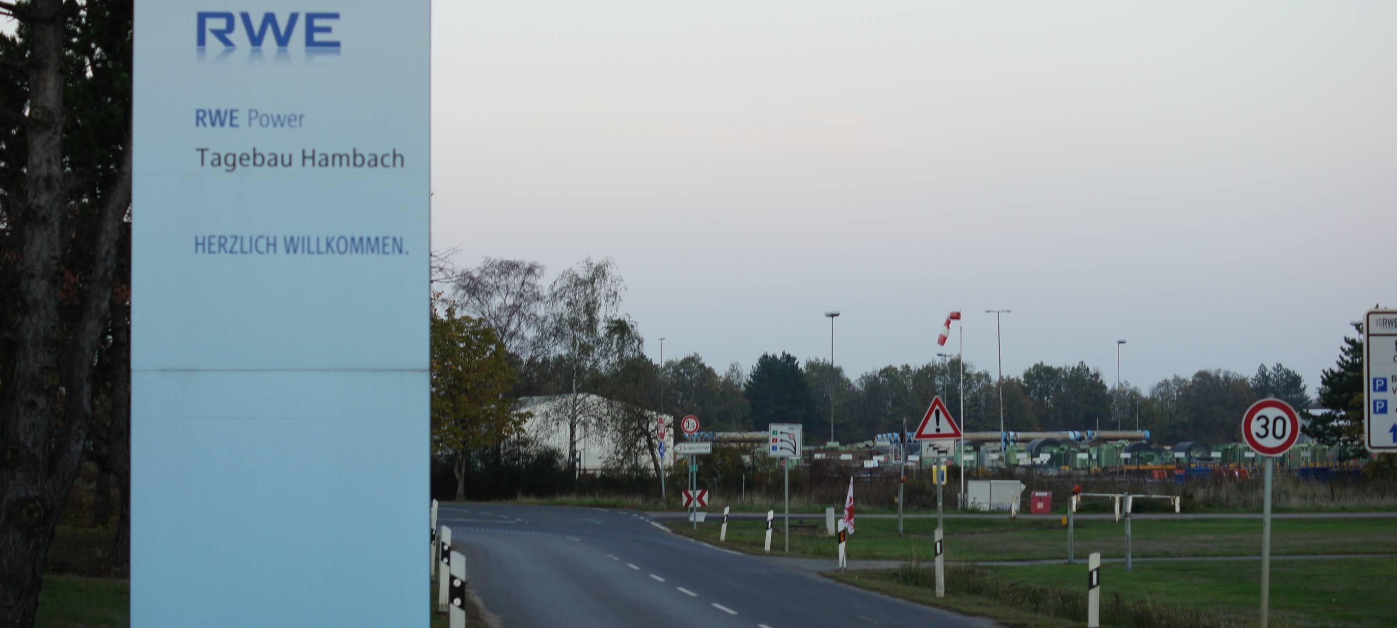 Hambach: Barrikaden am Forst beseitigt