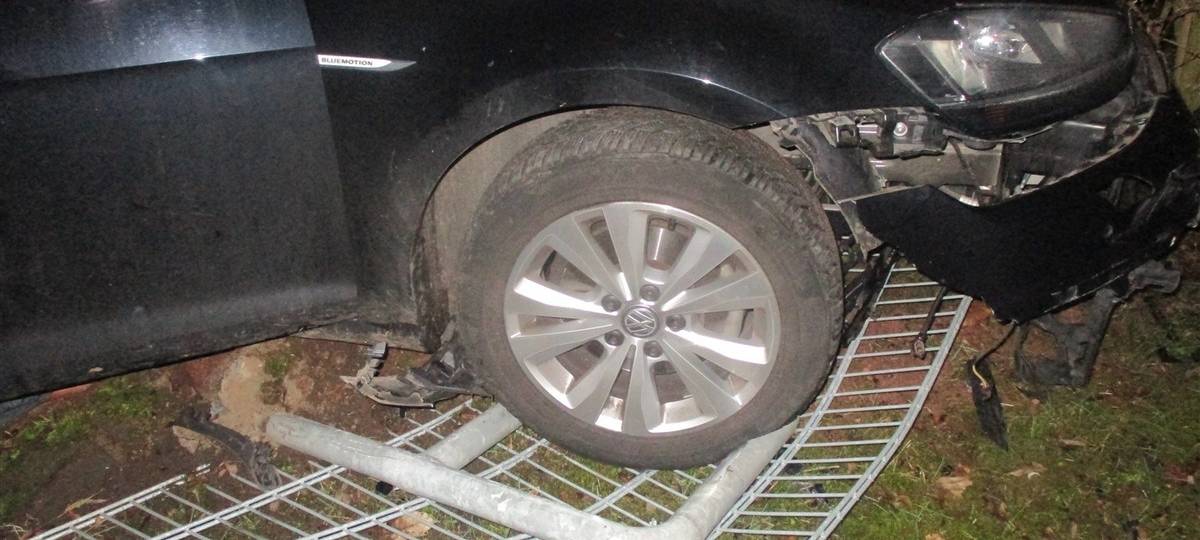 Frechen: Auto gegen Spielplatzzaun gekracht