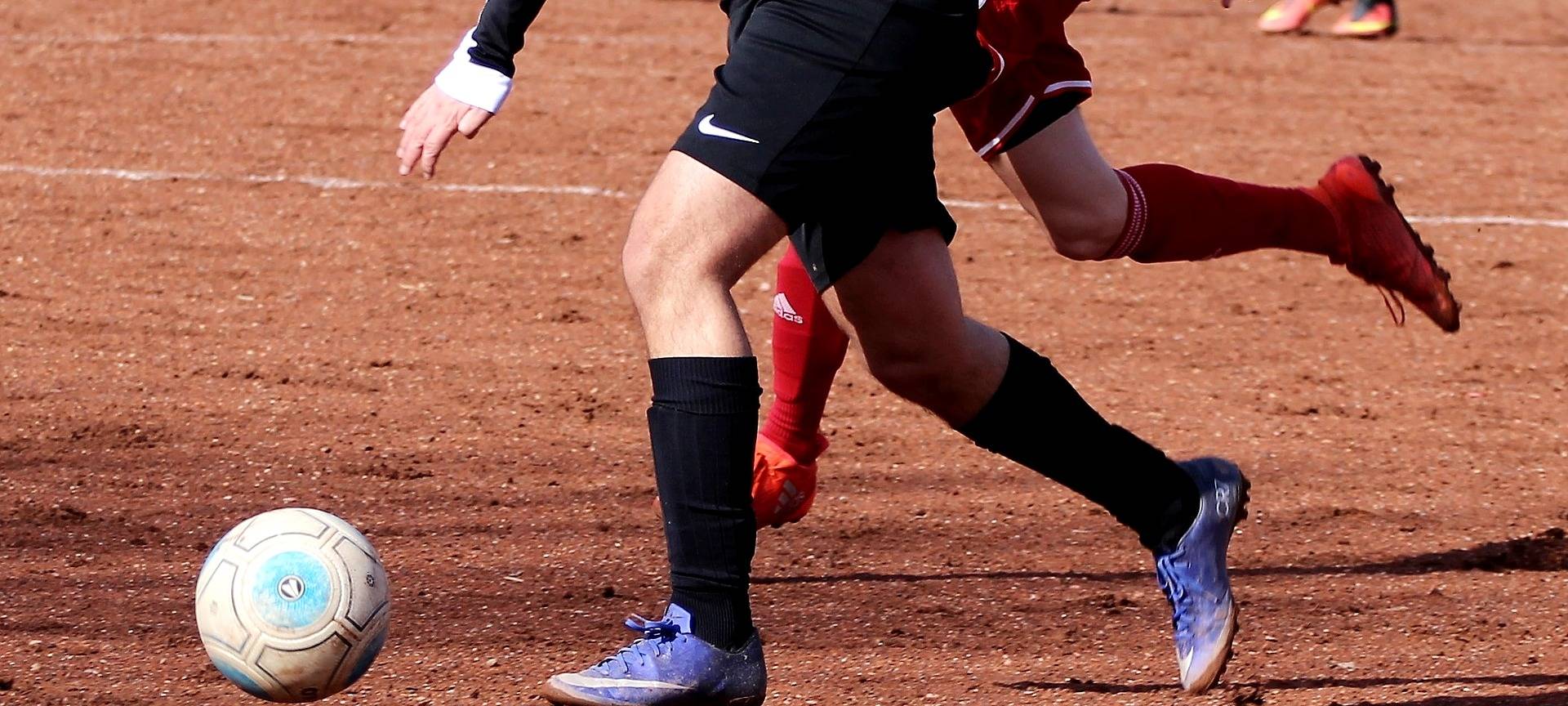 Rhein-Erft: "Lokalhelden"-Sammelkarten und App für Fußballvereine