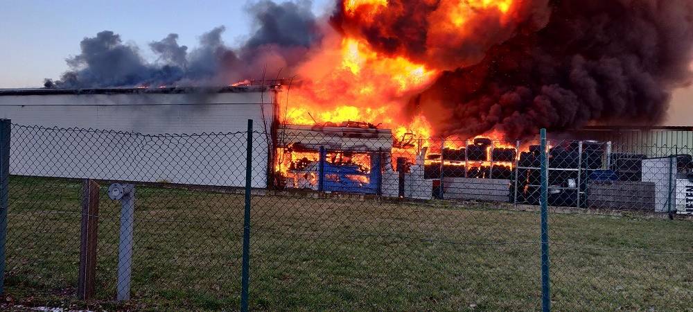 Kerpen: Großbrand in Sindorfer Gewerbegebiet