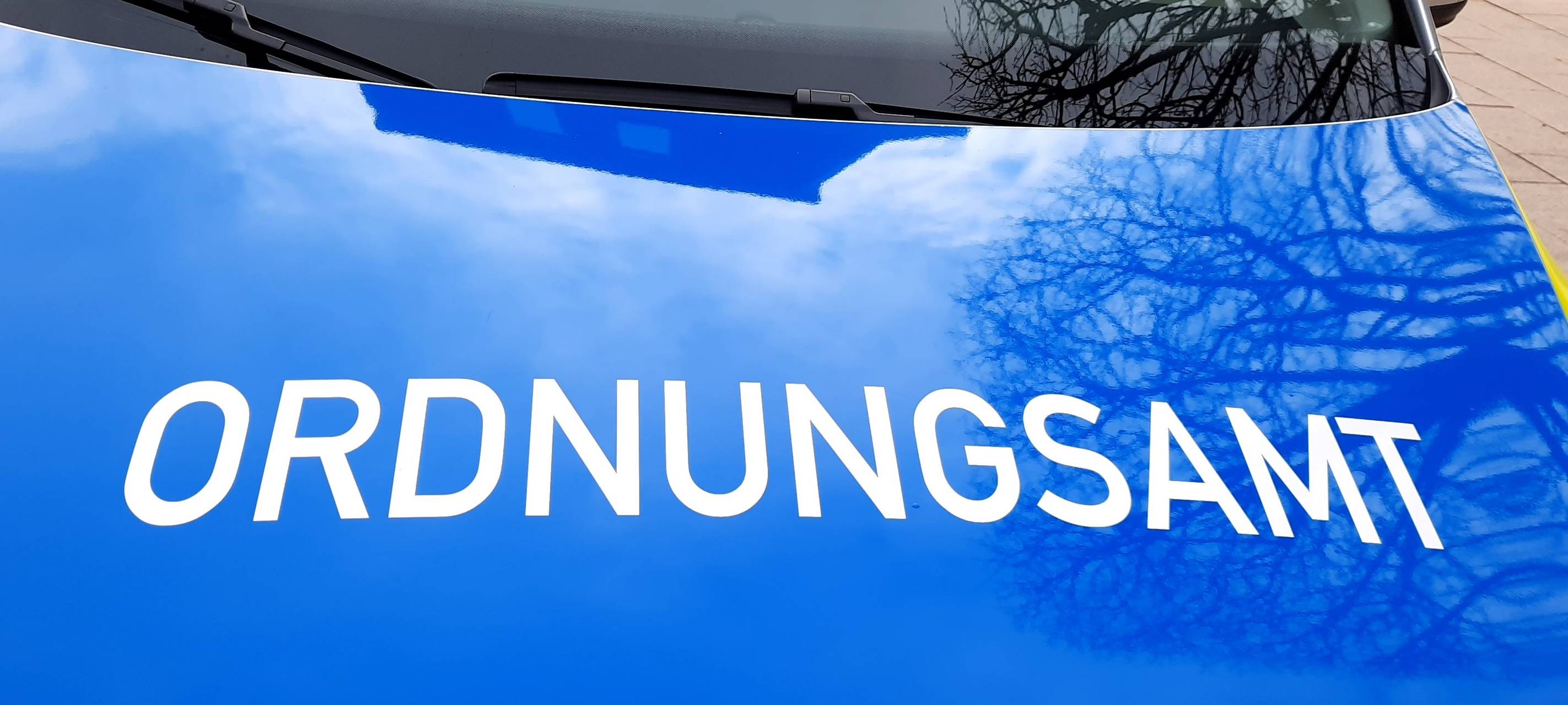 Köln: Mann fährt Ordnungsamtmitarbeiter an